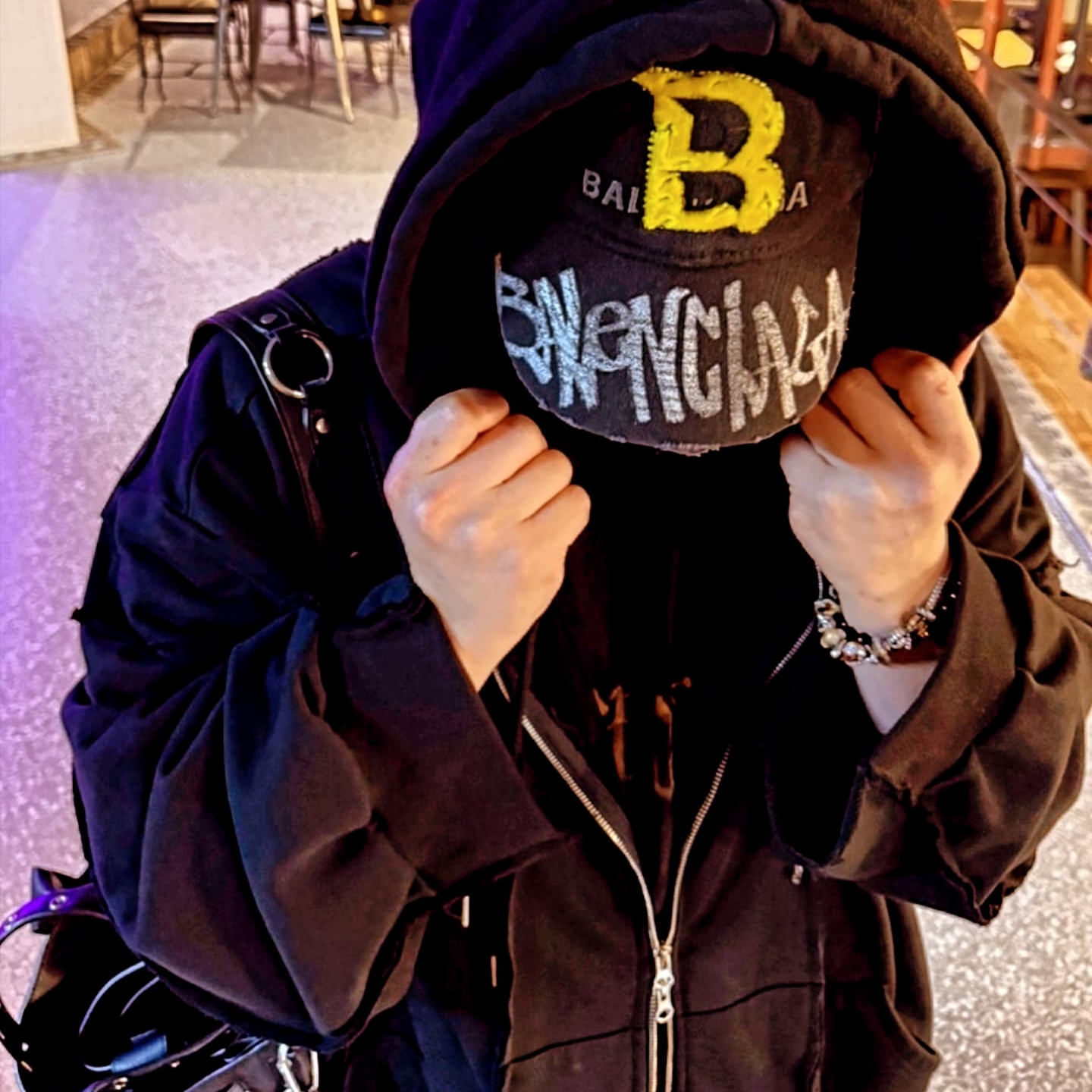 Balenciaga Upcycled Cap Dark Green, Balenciaga Emo Bucket Bag in Washed Calfskin Black 착용 스타일 - 2