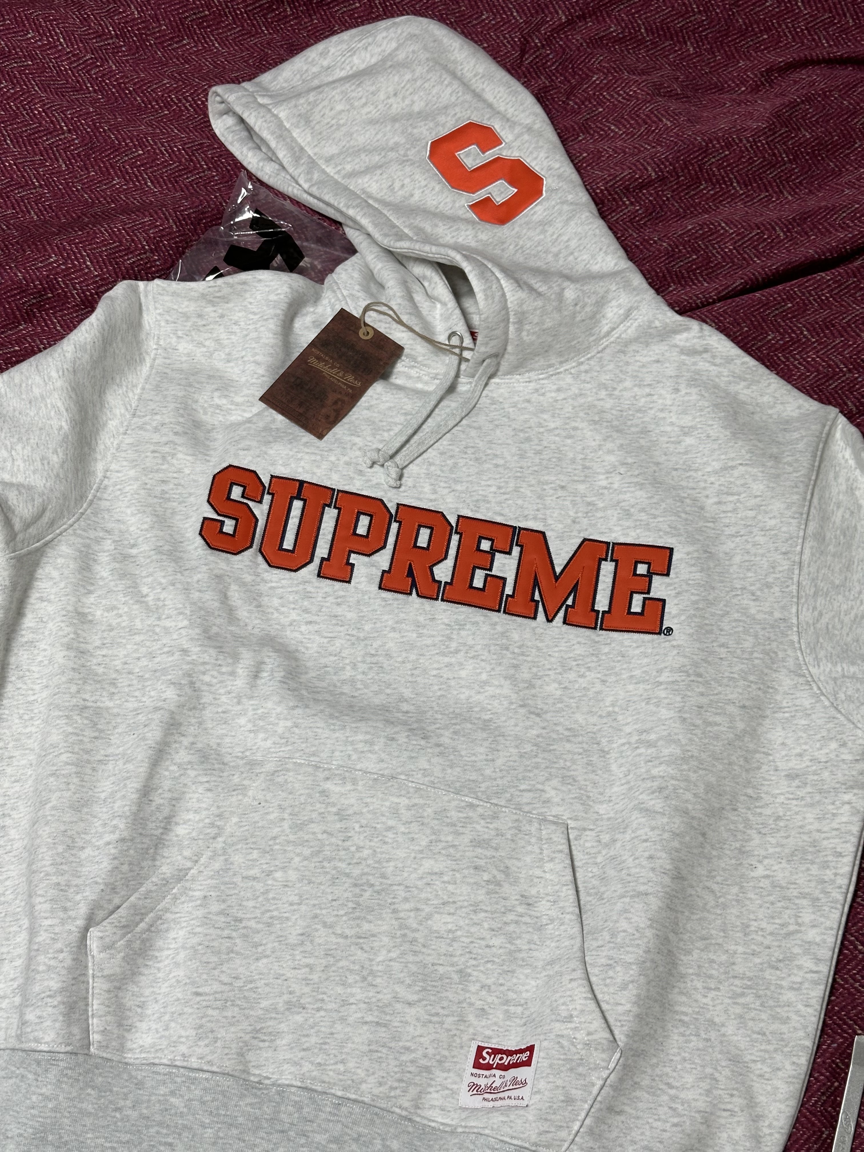 Supreme Mitchell & Ness NCAA Hooded Sweatshirt Ash Grey - 24FW 착용 스타일 - 1