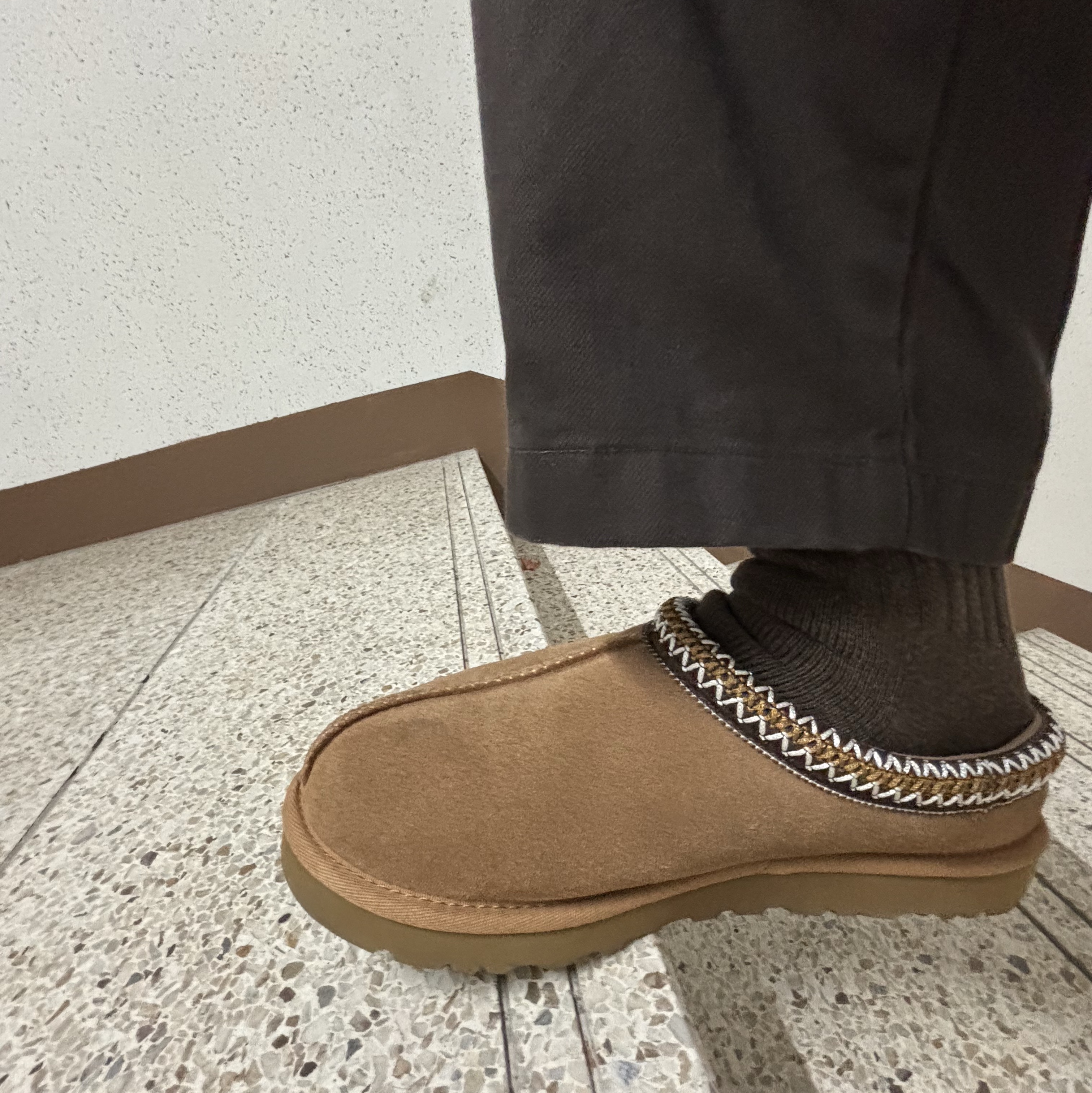 UGG Tasman Slipper Chestnut 착용 스타일