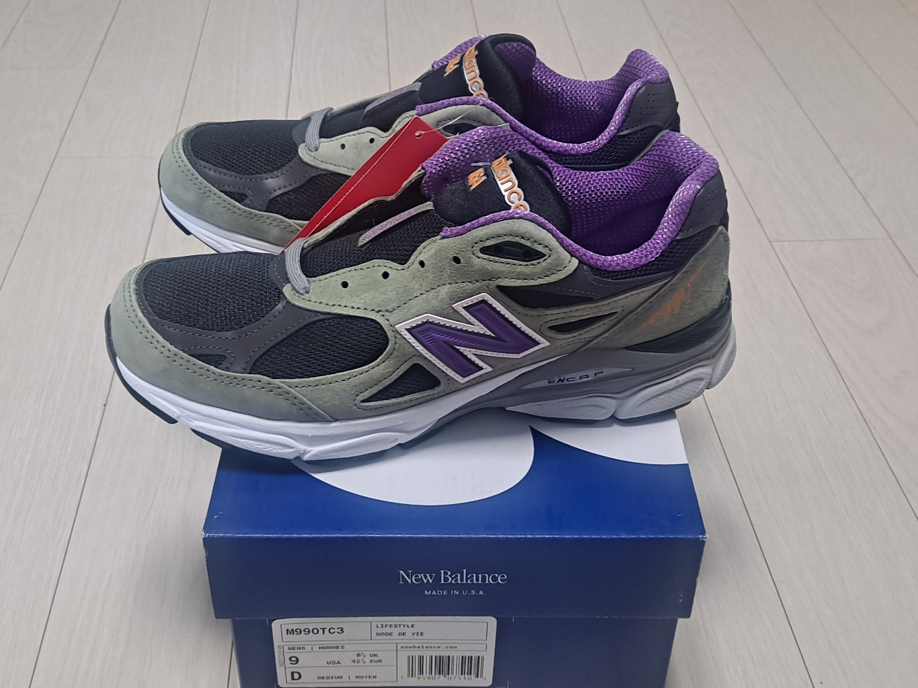 New Balance 990v3 Made in USA Olive Leaf Black 착용 스타일 - 3