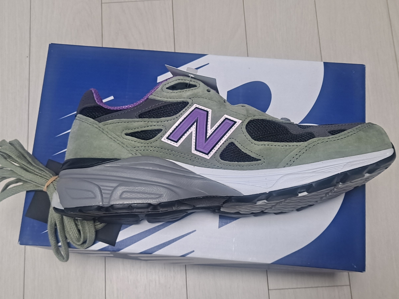 New Balance 990v3 Made in USA Olive Leaf Black 착용 스타일 - 4