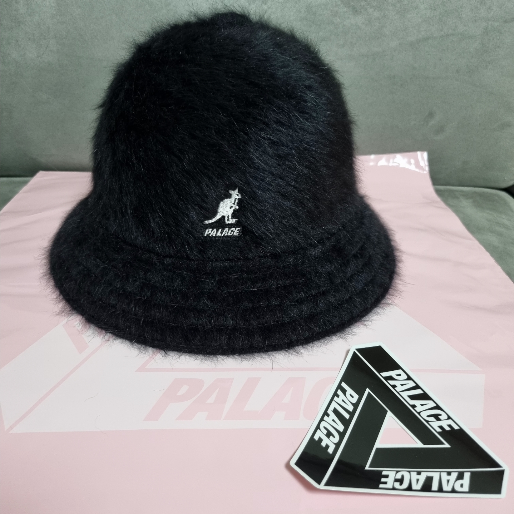 Palace x Kangol Furgora Black - 24FW 착용 스타일 - 1