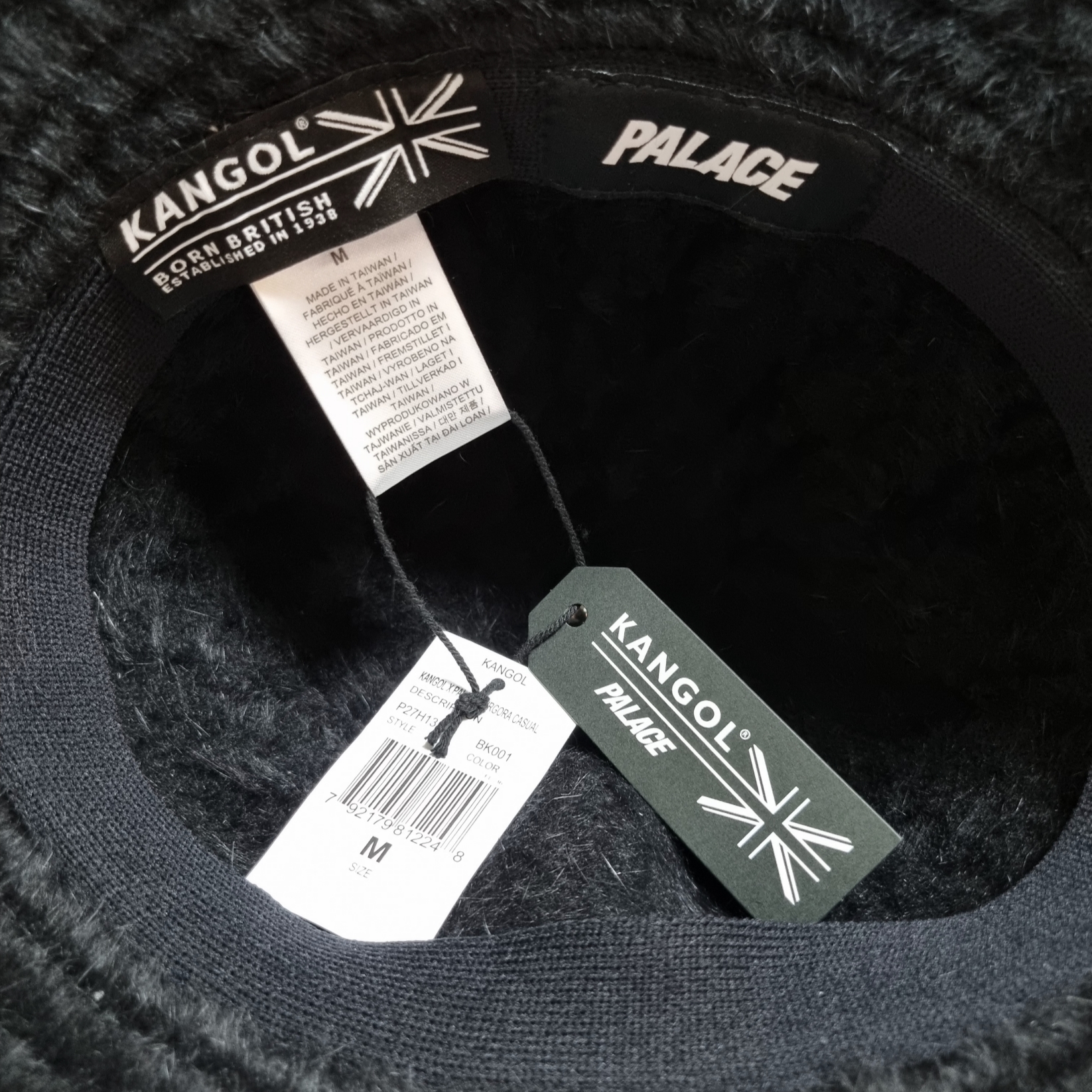Palace x Kangol Furgora Black - 24FW 착용 스타일 - 4