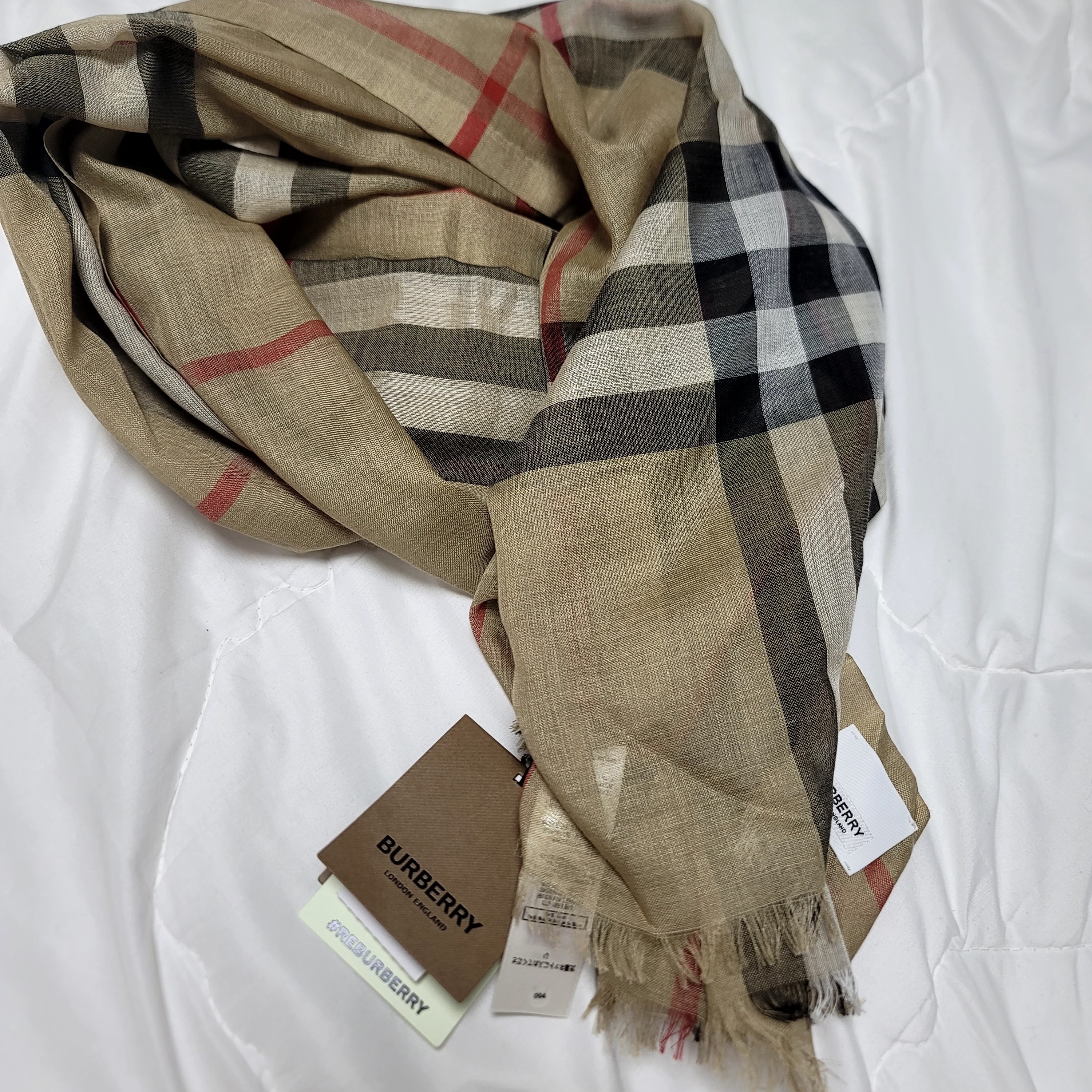 Burberry Check Wool Silk Muffler Beige 착용 스타일 - 1