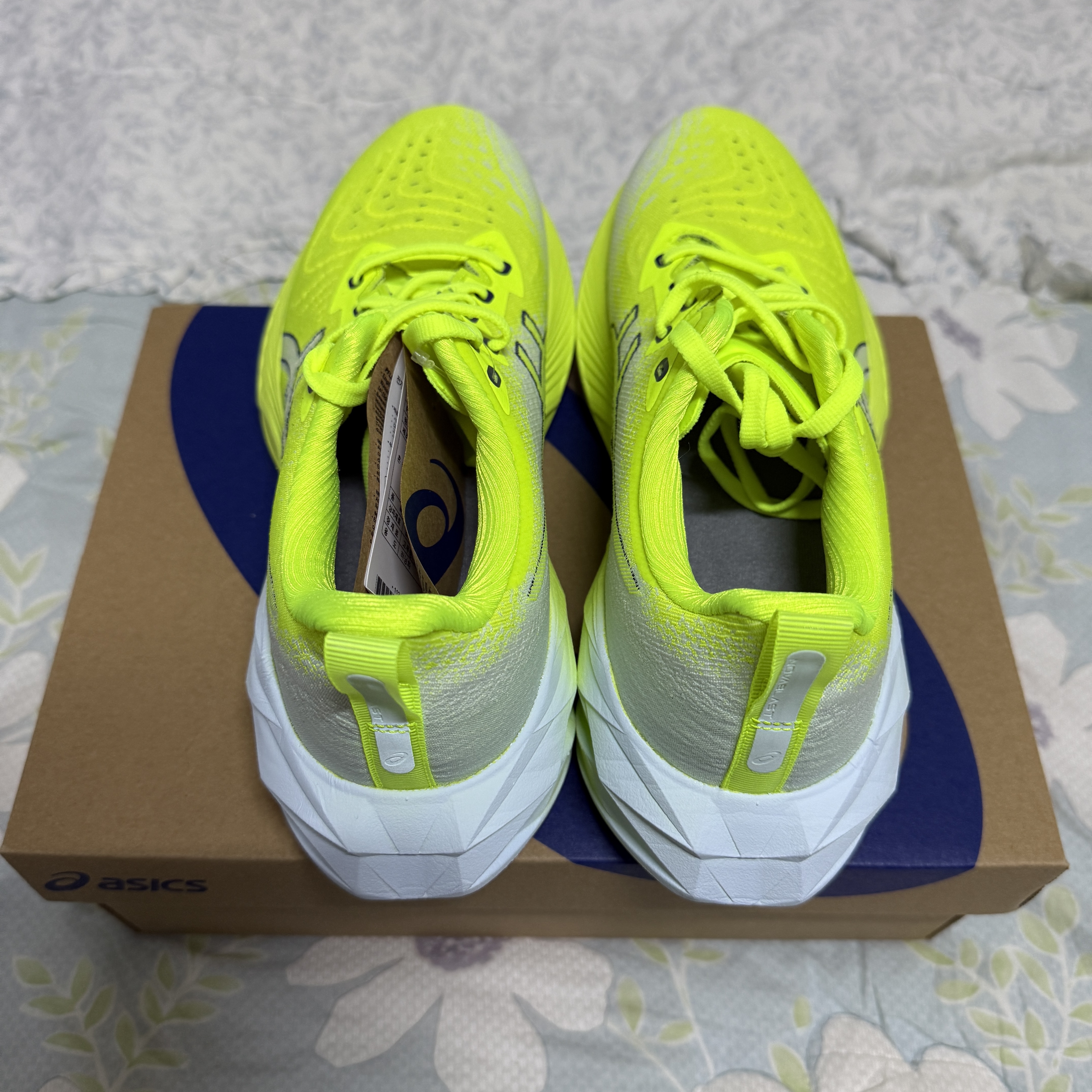 Asics Novablast 4 Safety Yellow Cool Grey 착용 스타일 - 3
