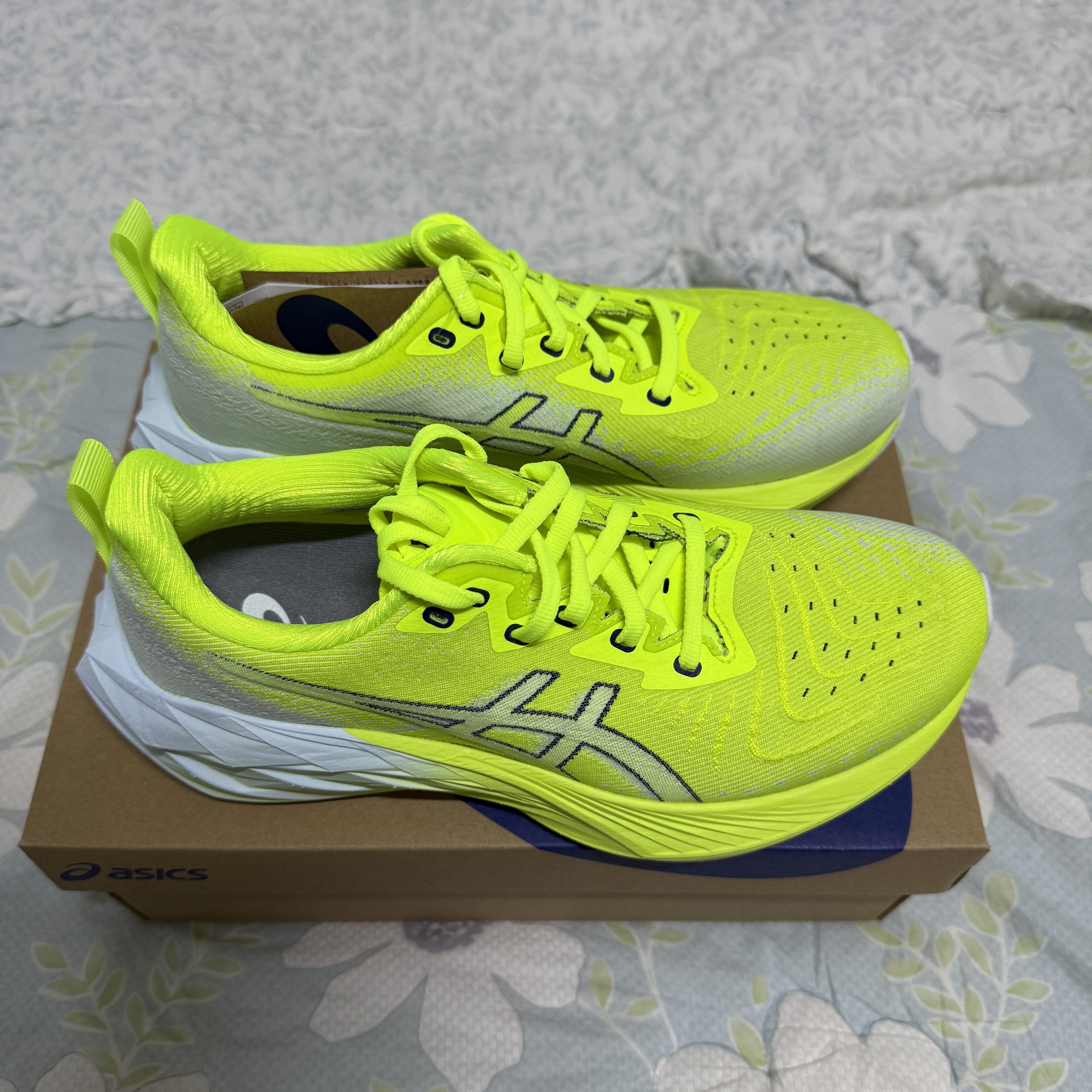Asics Novablast 4 Safety Yellow Cool Grey 착용 스타일 - 4