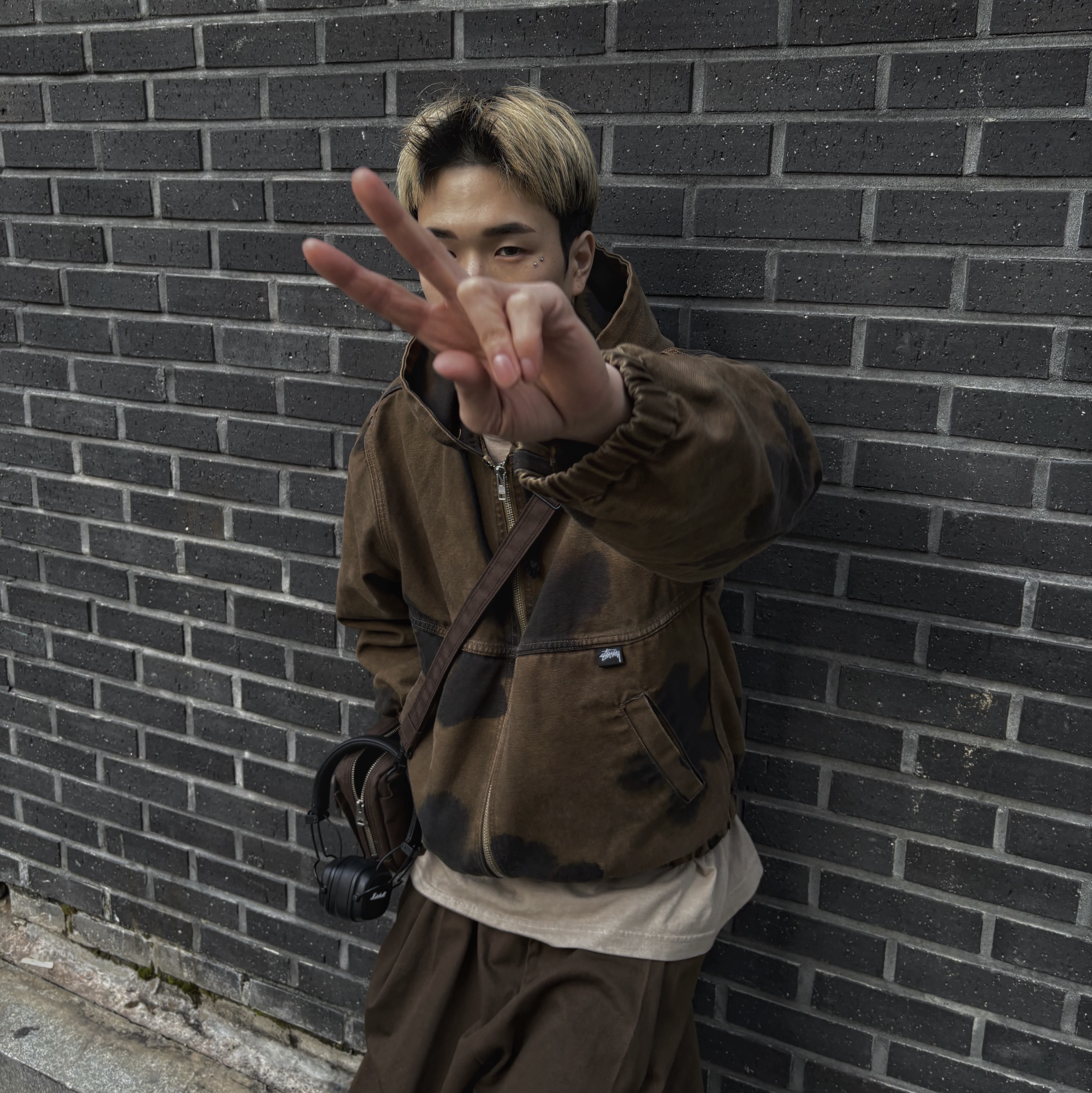 Stussy Floral Dye Work Jacket Brown, Marshall Major IV Black (Korean Ver.) 착용 스타일 - 5