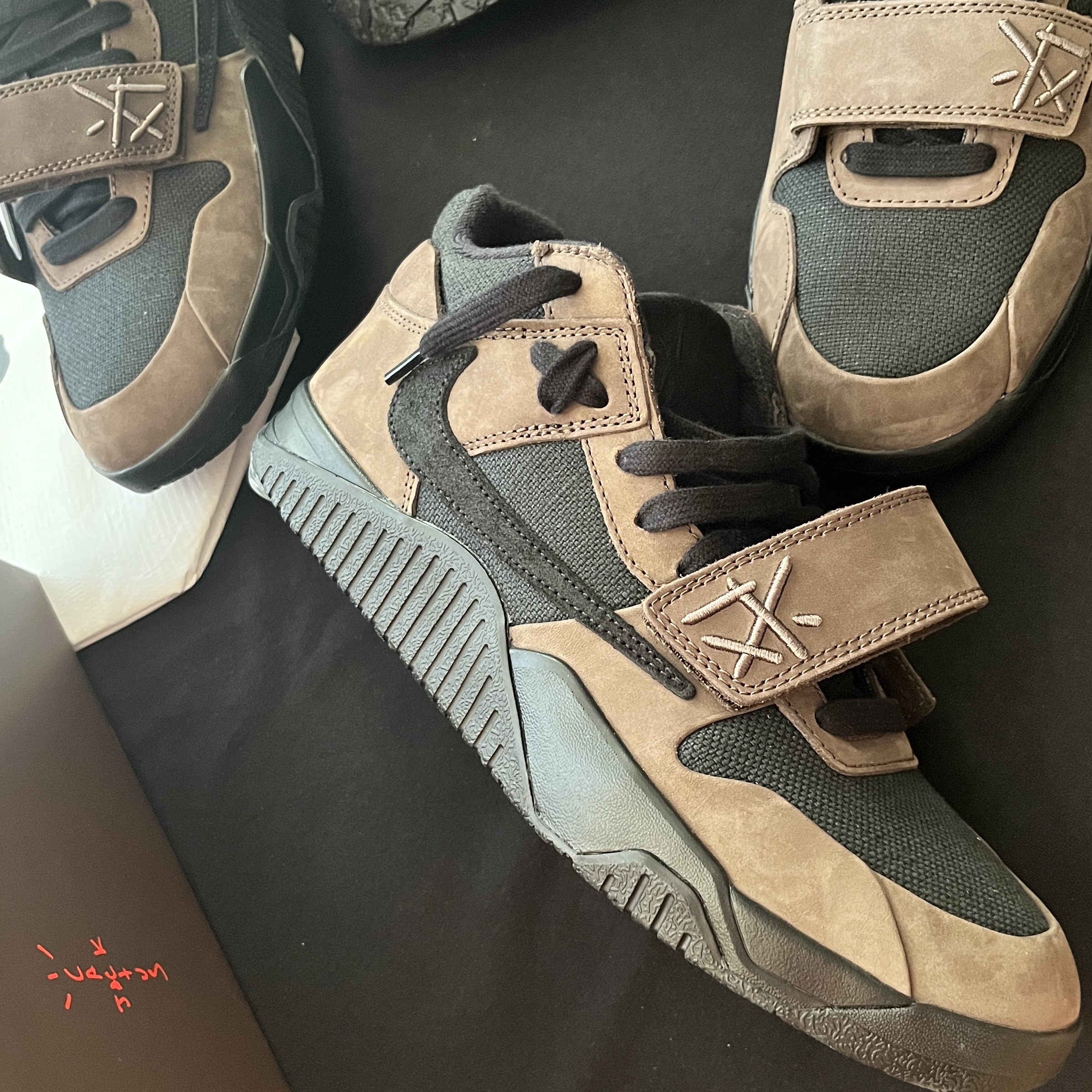 Jordan 1 x Travis Scott Retro Low OG SP Reverse Olive, Jordan x Travis Scott Jumpman Jack TR Black and Dark Mocha 착용 스타일 - 6