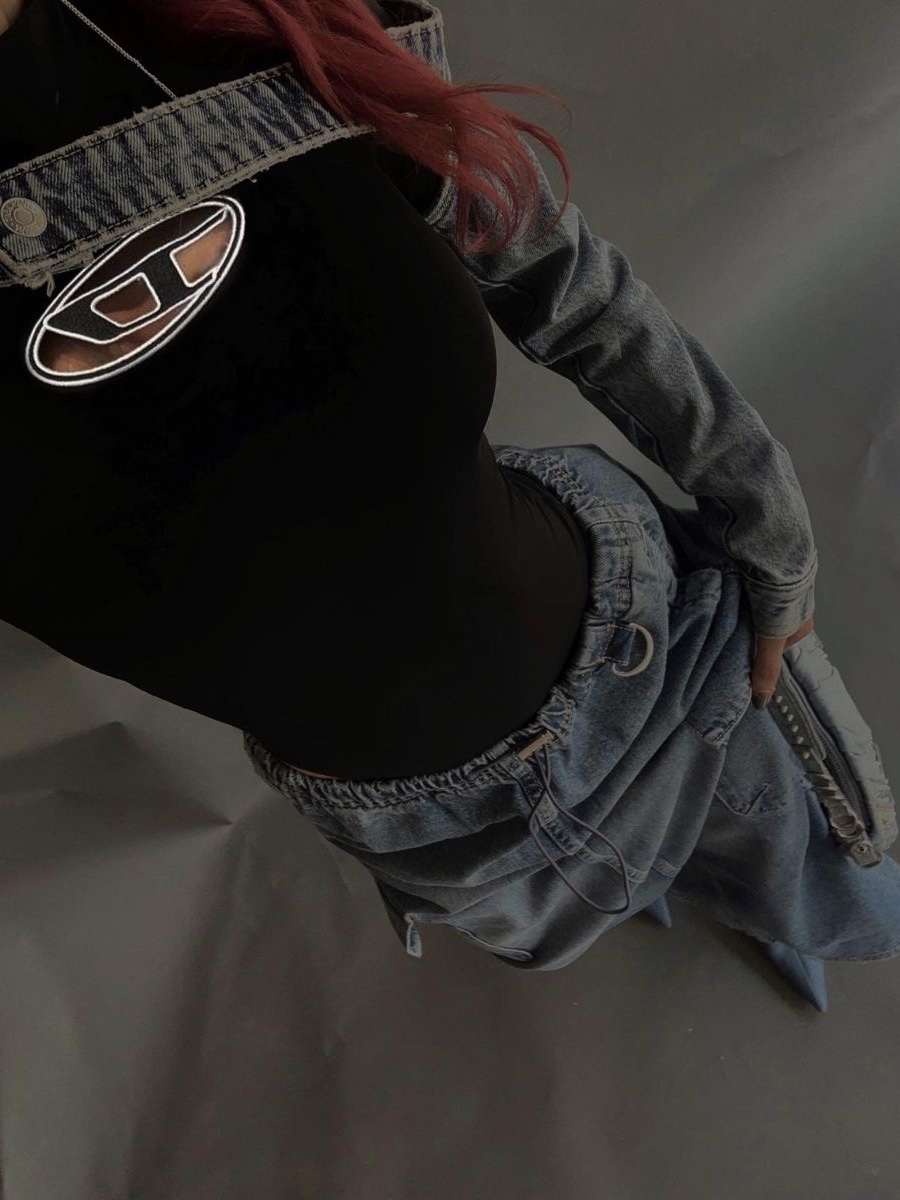 (W) Diesel M-Areesa Jumper with Embroidered Cut-Out Logo Knit Beige, (W) Diesel M-Argaret Jumper Cut-Out Logo Short Sleeve Black 착용 스타일 - 3