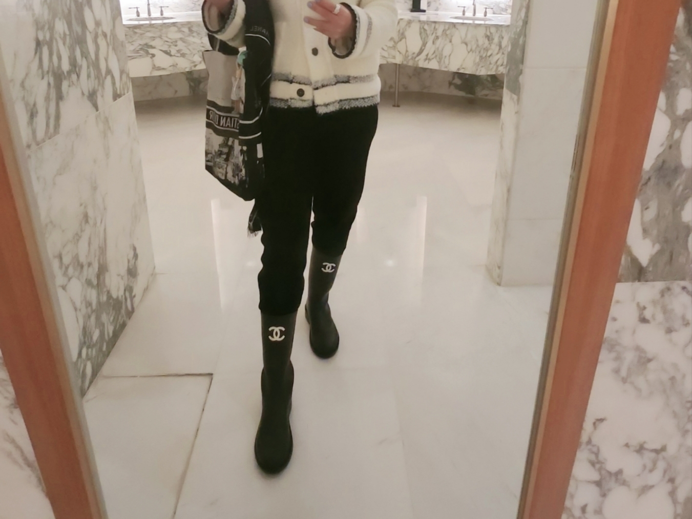 (W) Chanel Boots Caoutchouc & Black 착용 스타일