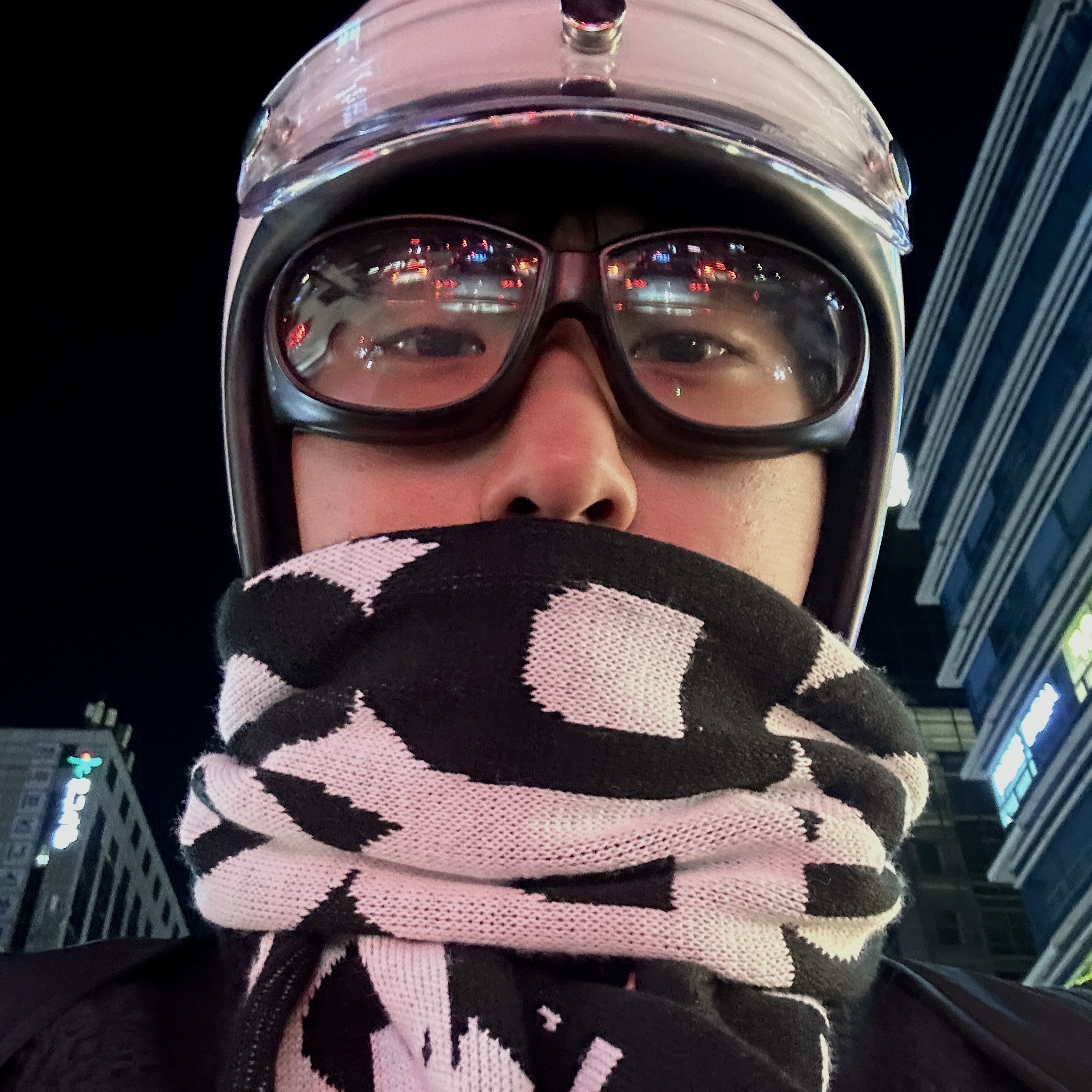 CDG Logo Check Muffler White Black 착용 스타일