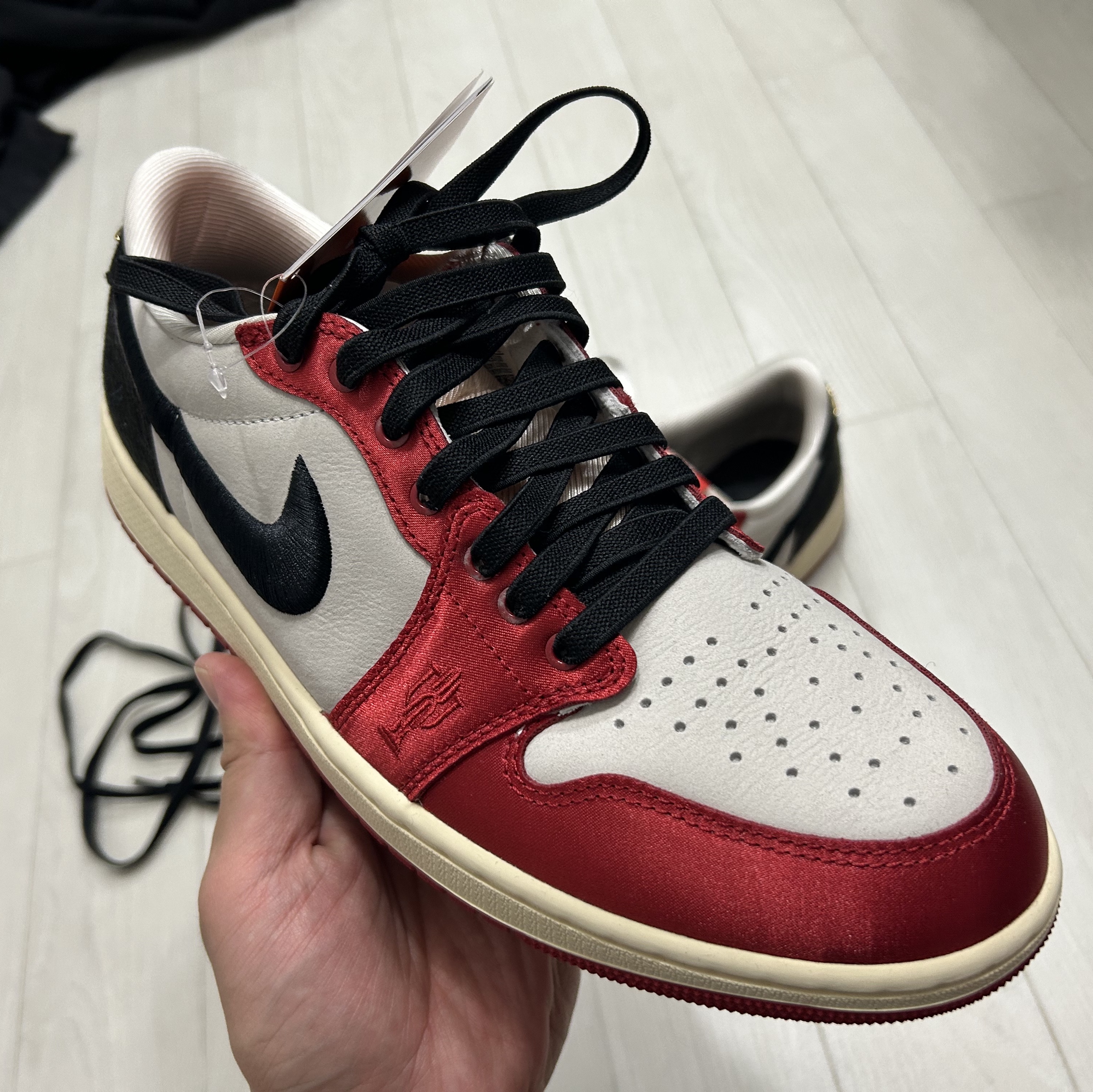 Jordan 1 x Trophy Room Retro Low OG SP Sail Varsity Red 착용 스타일 - 1