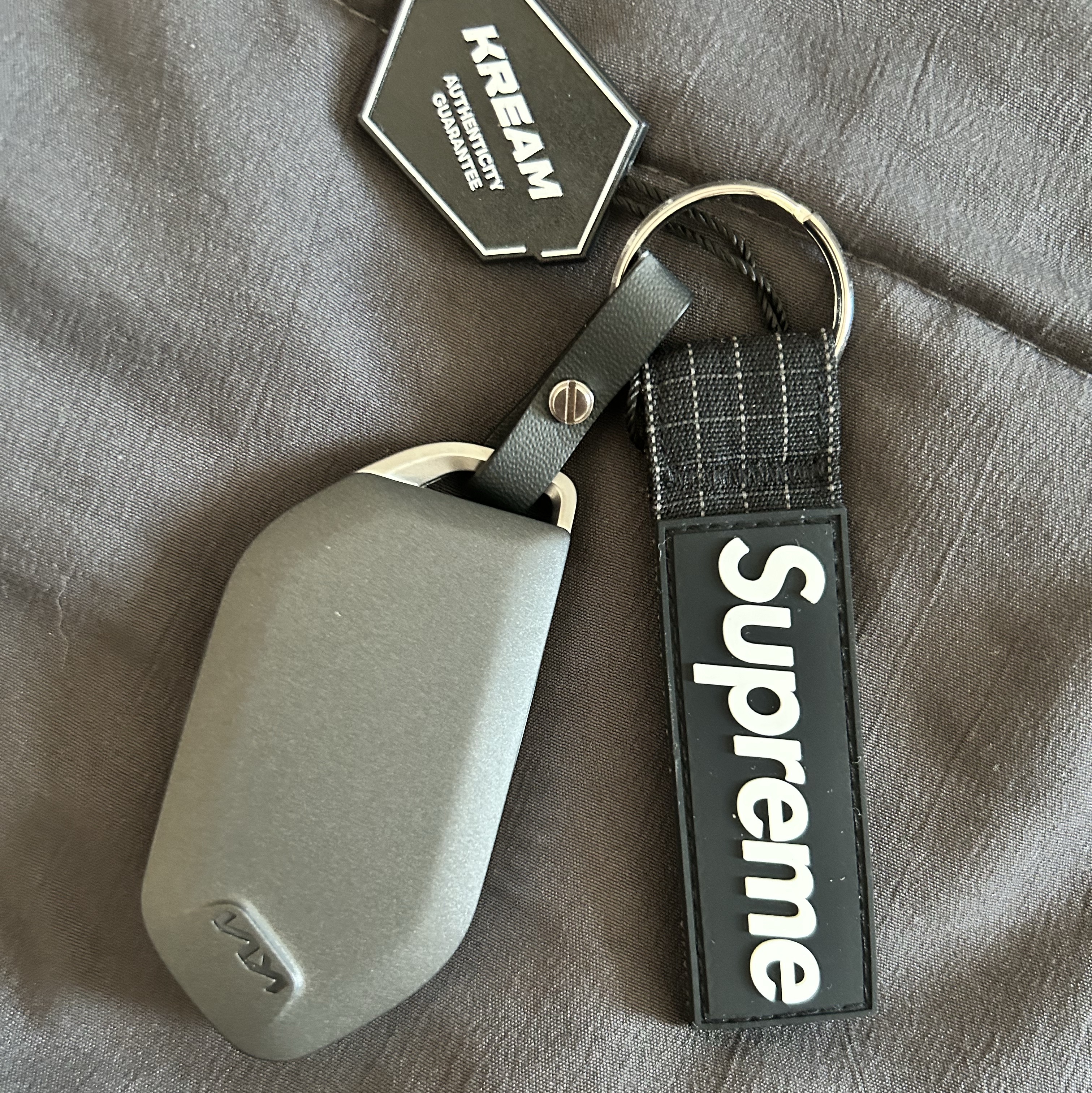 Supreme Ripstop Keychain Black - 24SS 착용 스타일