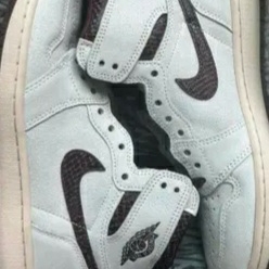 Jordan 1 x A Ma Maniere Retro High OG SP Sail and Burgundy 착용 스타일