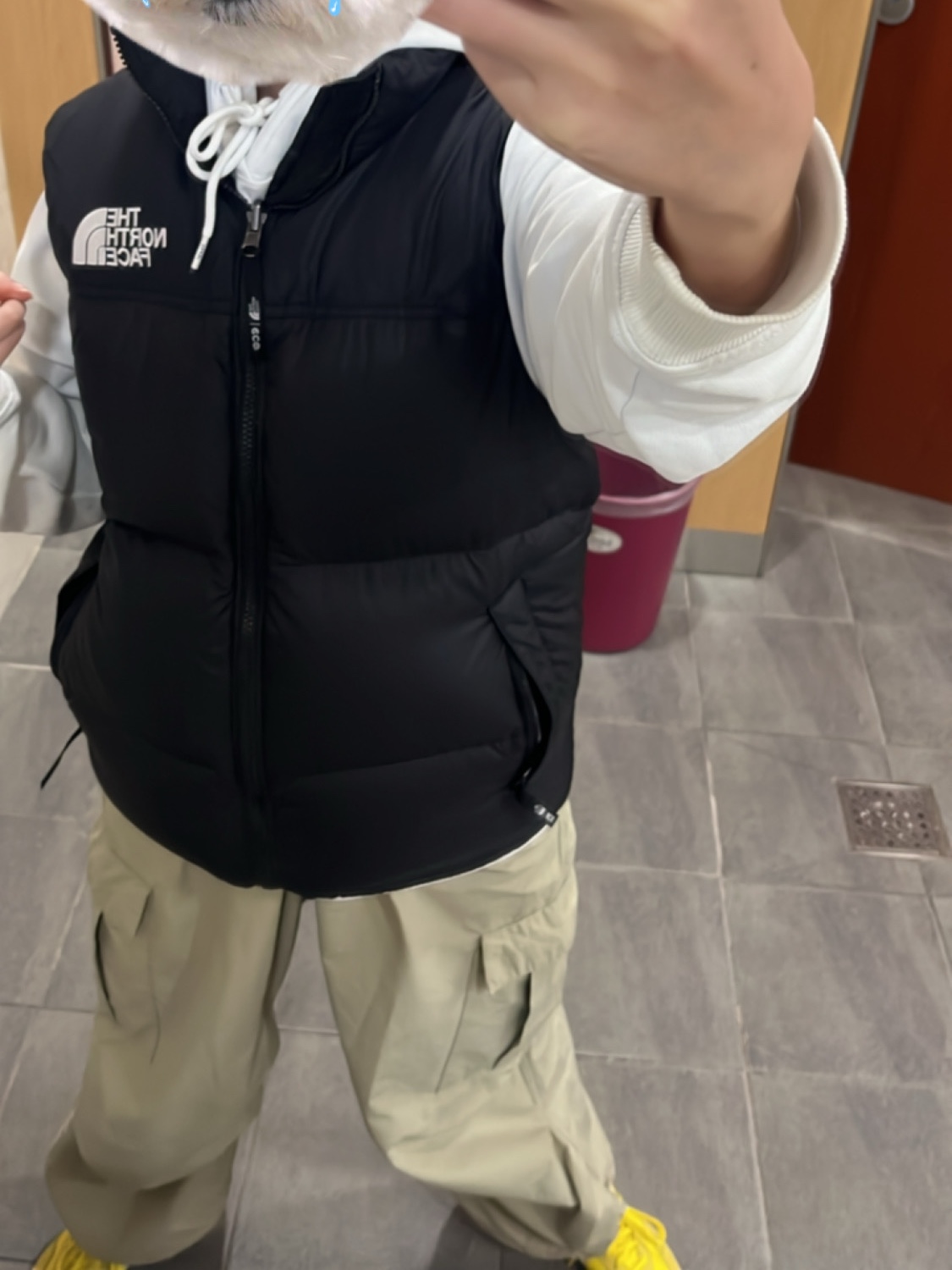 The North Face 1996 Eco Nuptse Vest Black 착용 스타일