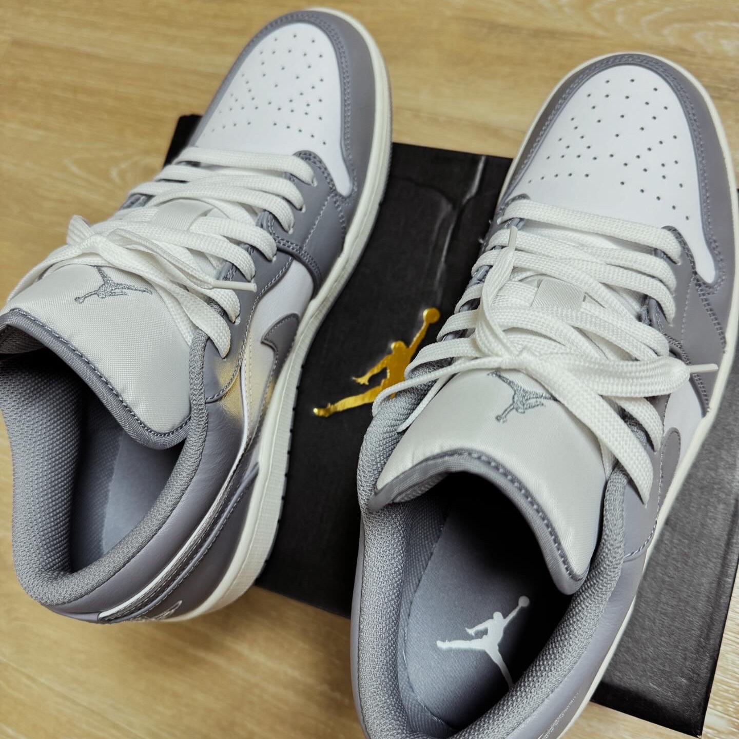 Jordan 1 Low Stealth and White 착용 스타일 - 2