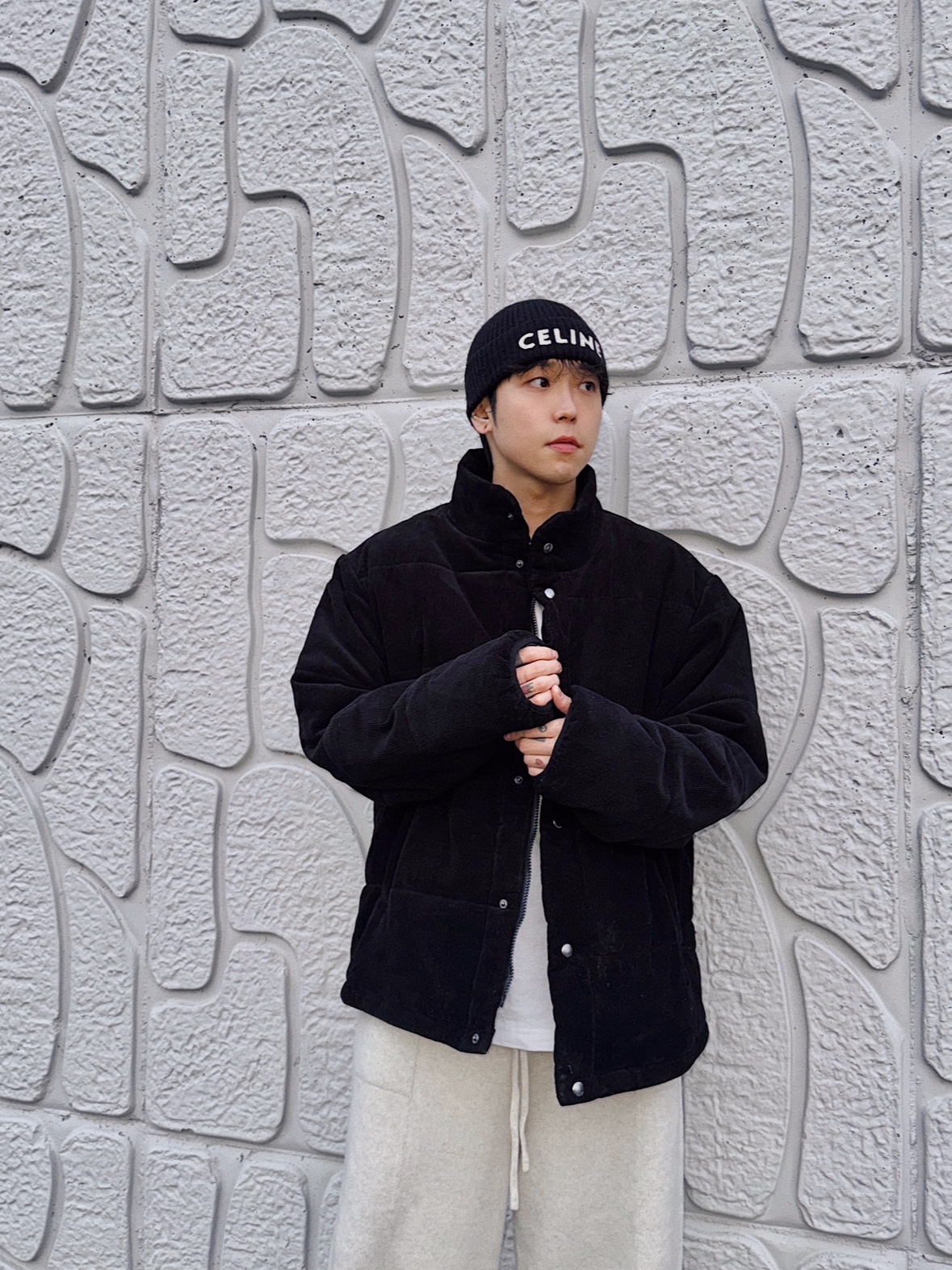Celine Embroidered RIbbed Wool Beanie Black, Celine Embroidered Knit Wool Beanie Black 착용 스타일 - 2