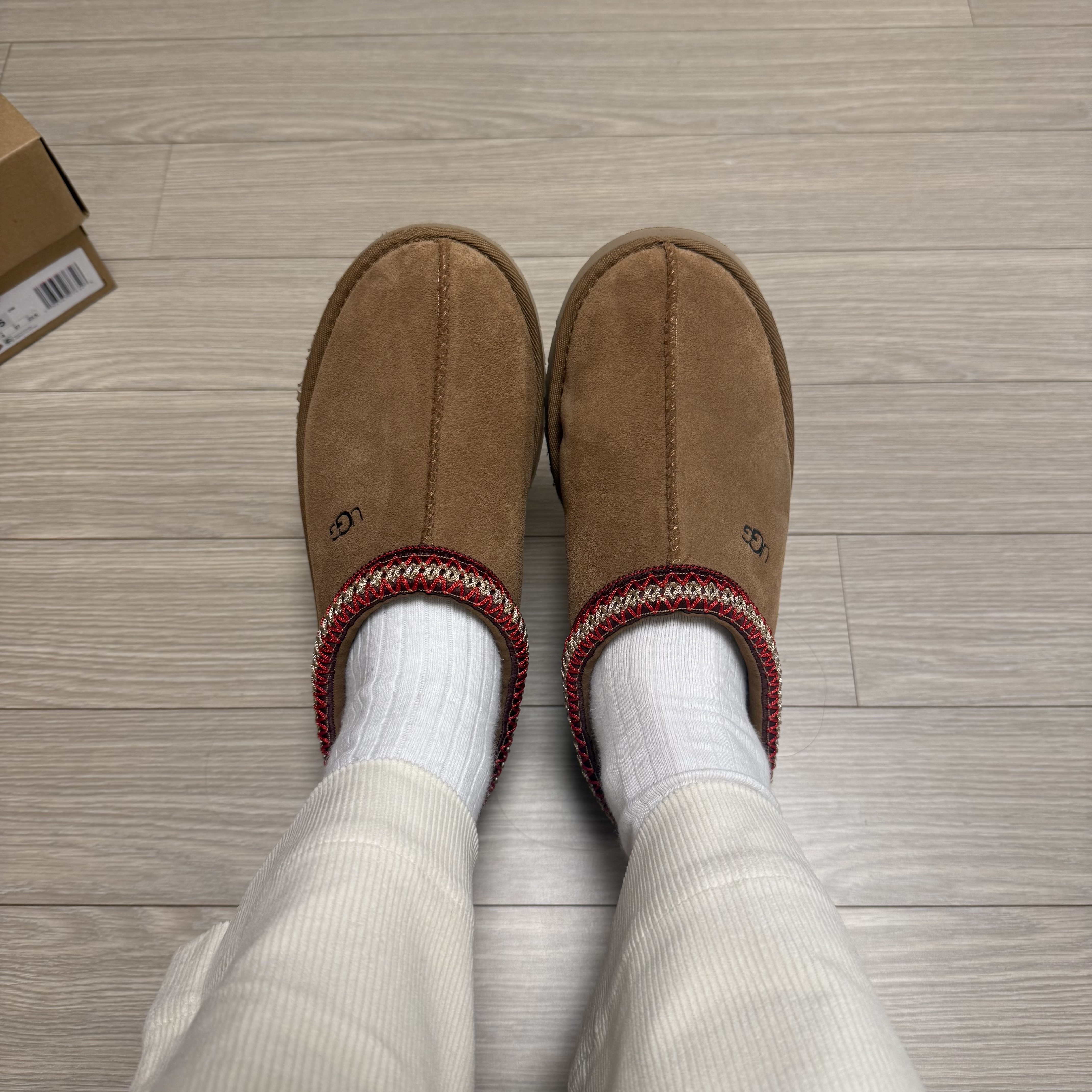 (Kids) UGG Tazz Slipper Chestnut, (W) UGG Tazz Slipper Black 착용 스타일 - 1