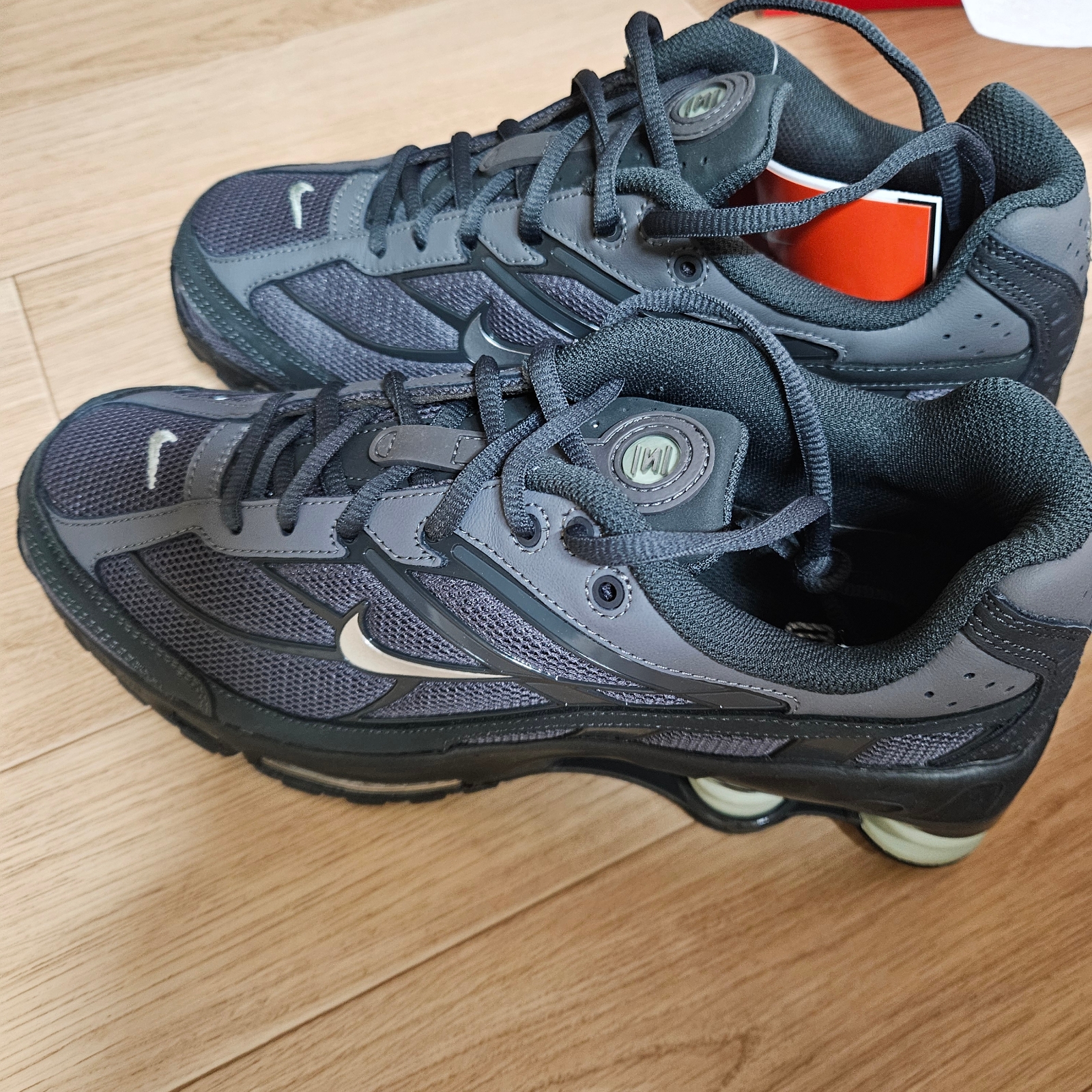 Nike Shox Ride 2 Iron Grey and Anthracite 착용 스타일 - 3