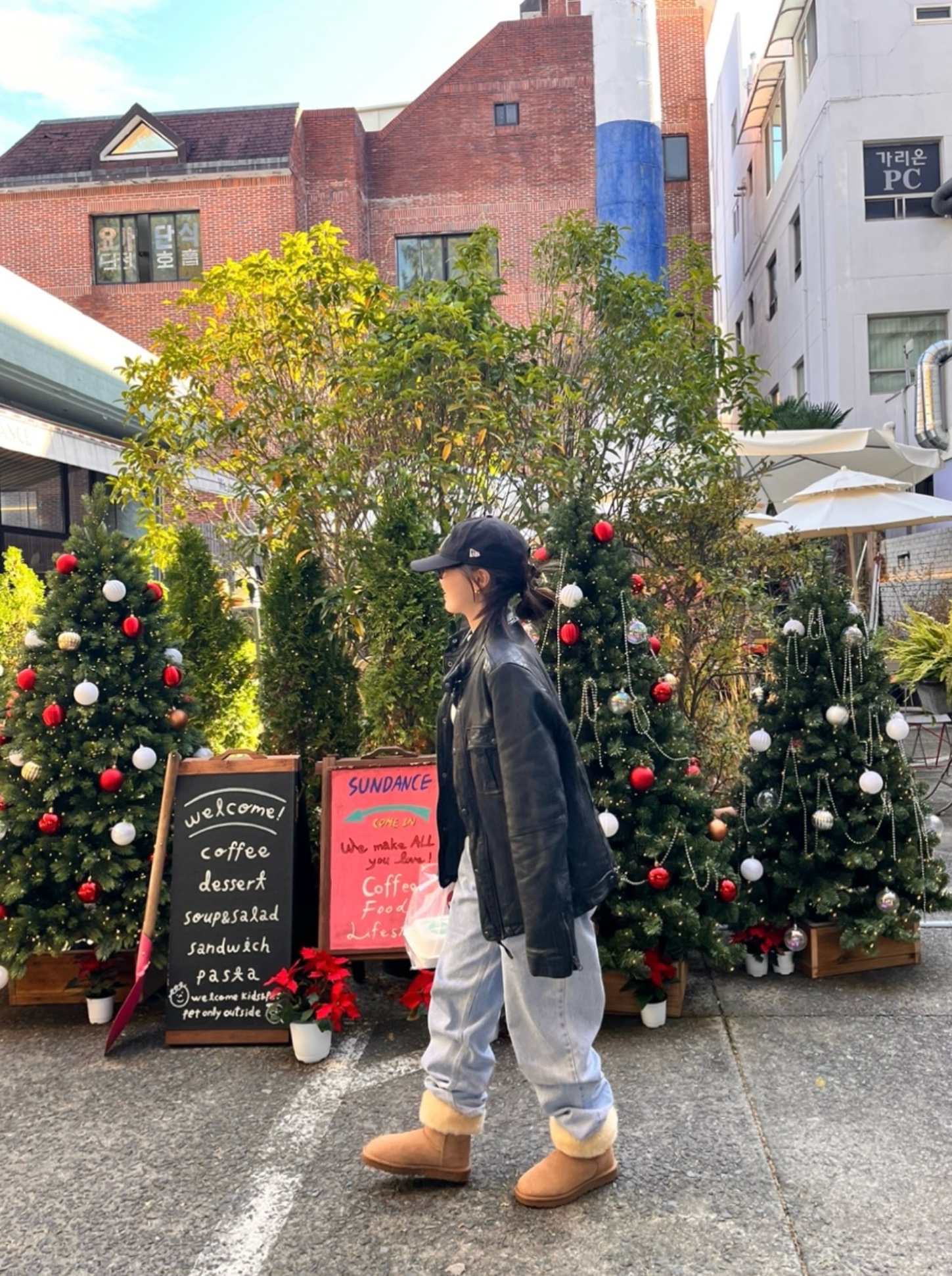 Gentle Monster x Maison Margiela MM111 Tortoiseshell Clear, (W) UGG Classic Short II Boots Chestnut 착용 스타일 - 6