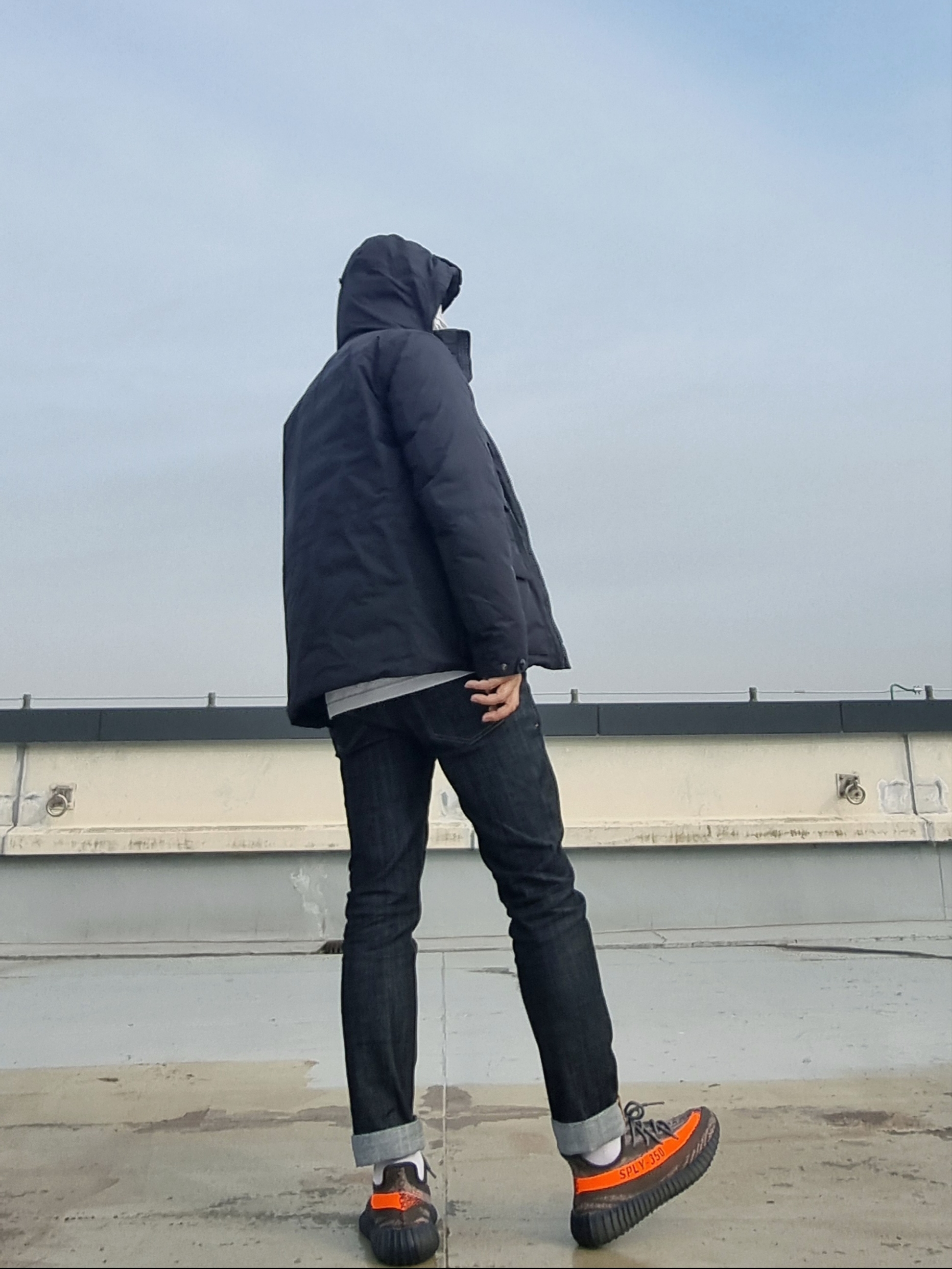 Adidas Yeezy Boost 350 V2 Carbon Beluga, Puma x AMI Crewneck Sweatshirt Orange 착용 스타일 - 6