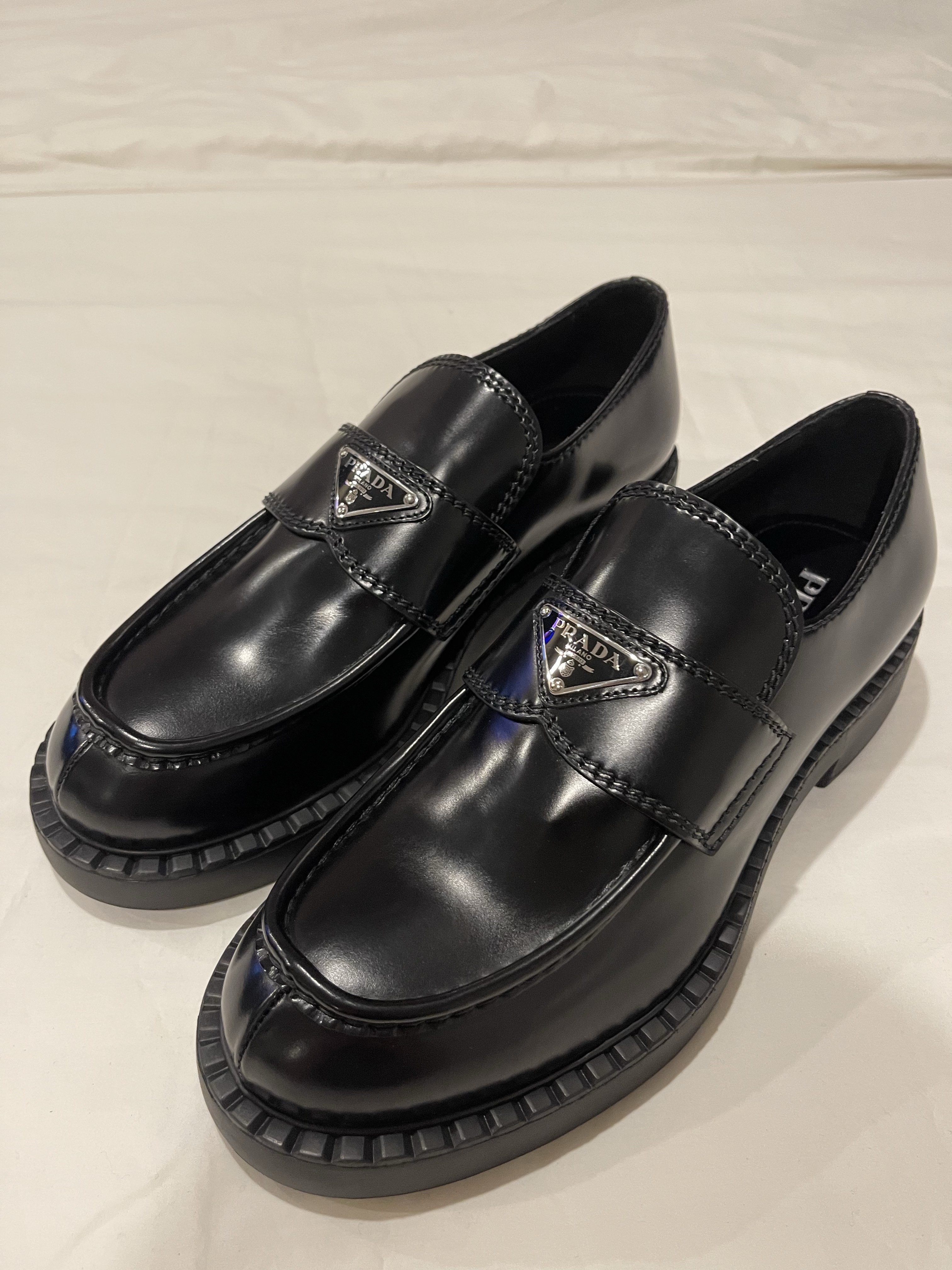 Prada Chocolate Brushed Leather Loafers Black 착용 스타일 - 2