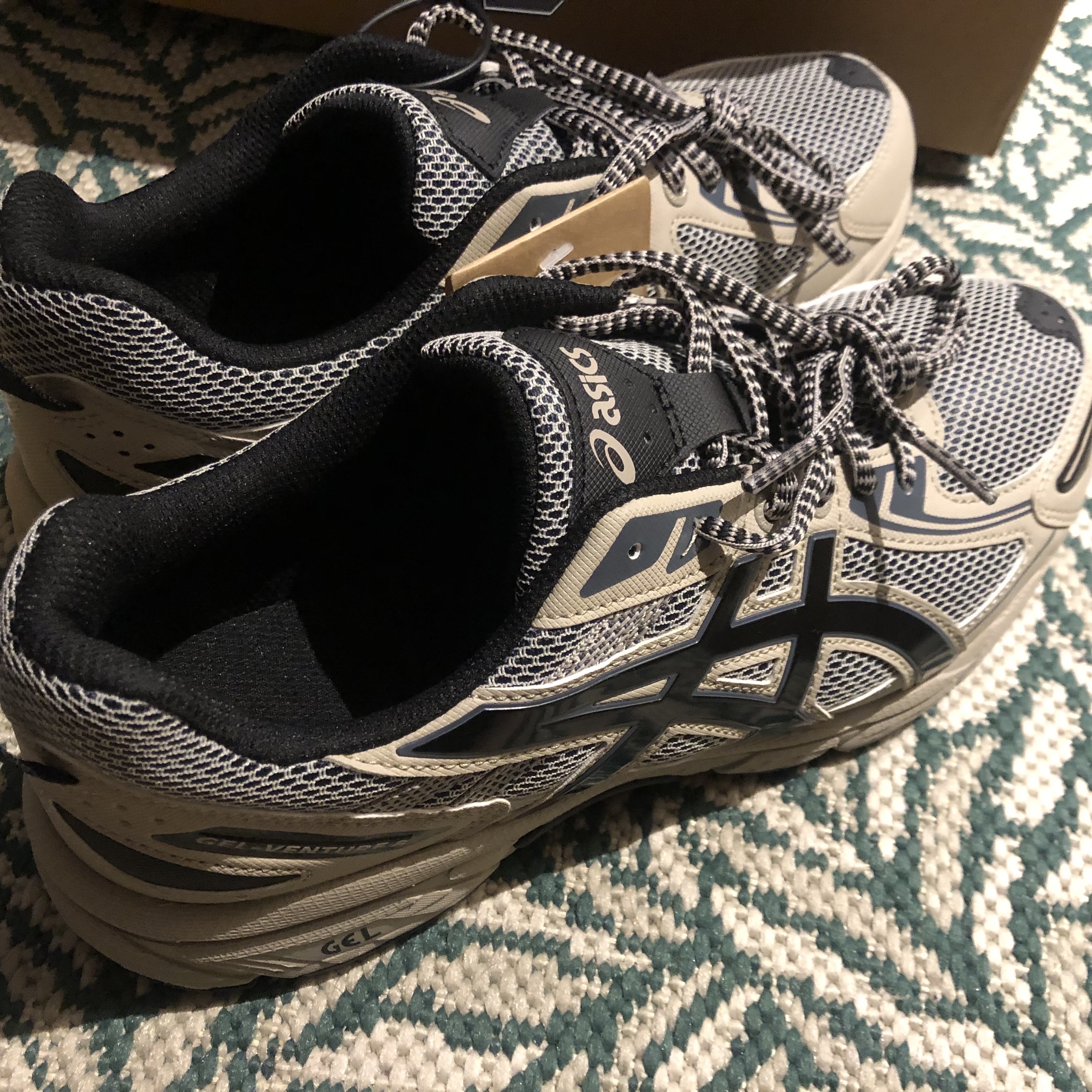 Asics Gel-Venture 6 Feather Grey Black 착용 스타일 - 2