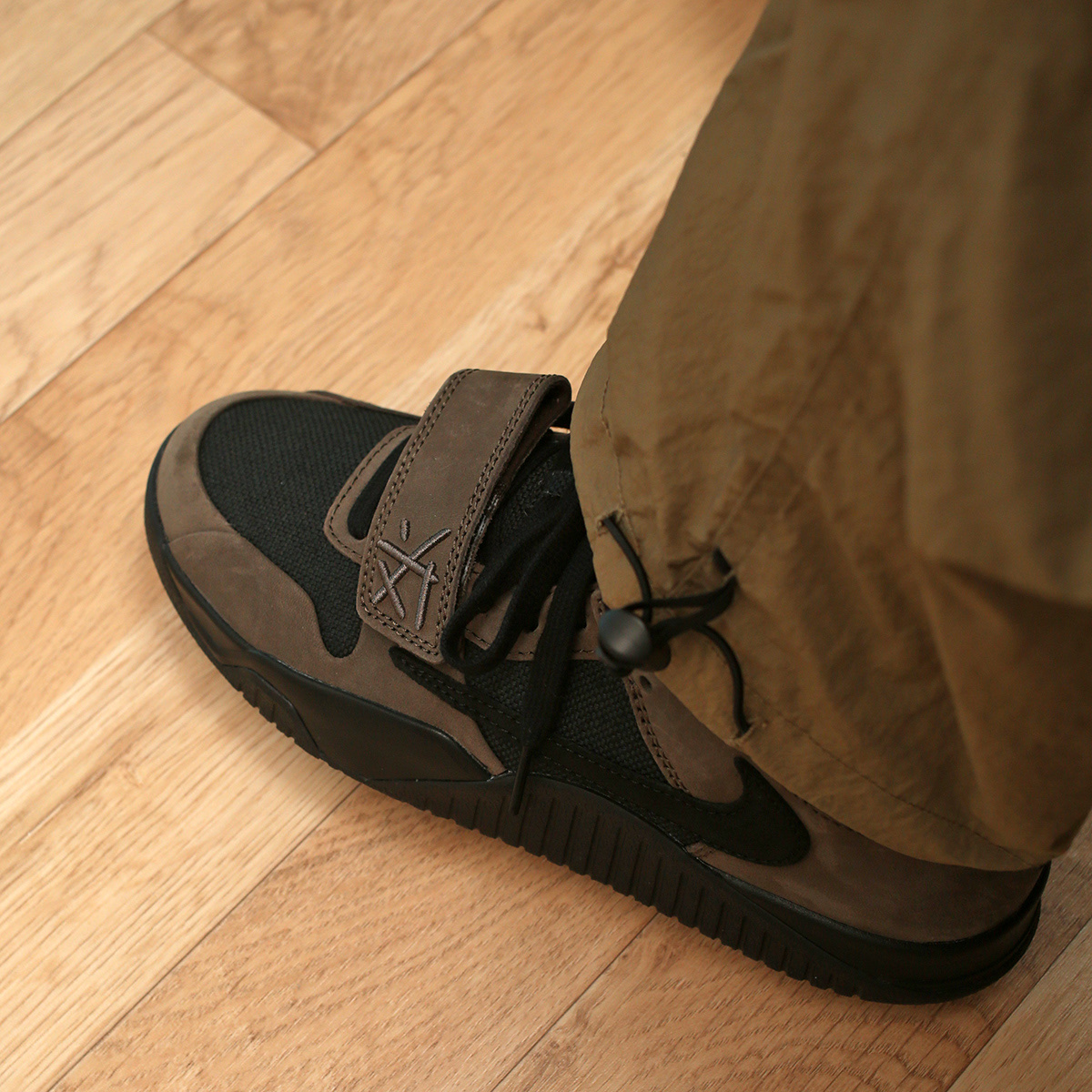 Jordan x Travis Scott Jumpman Jack TR Black and Dark Mocha 착용 스타일 - 5