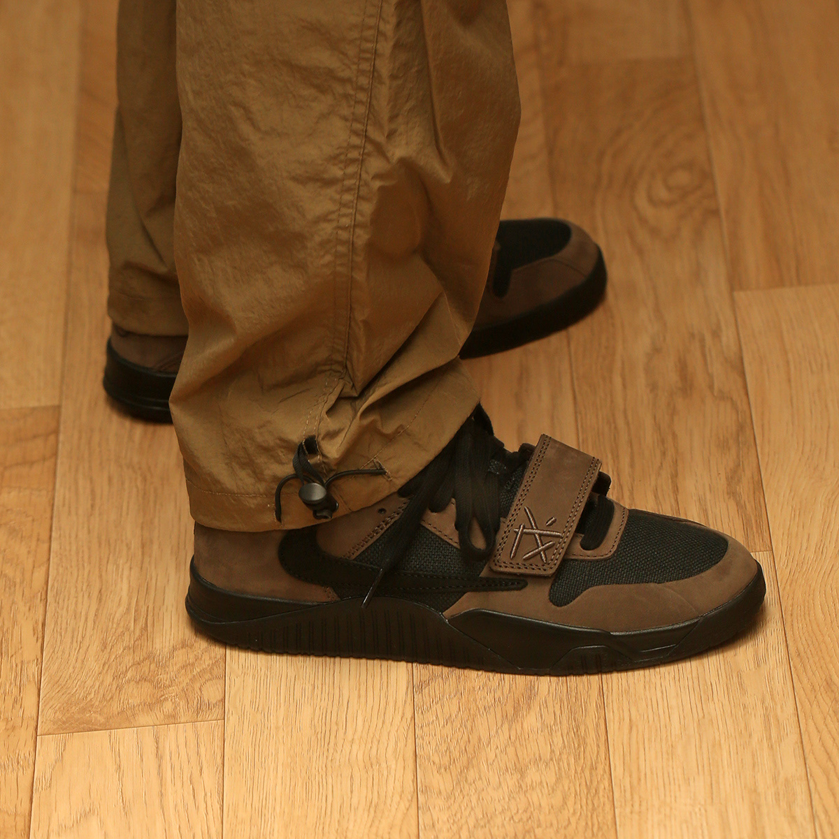 Jordan x Travis Scott Jumpman Jack TR Black and Dark Mocha 착용 스타일 - 4