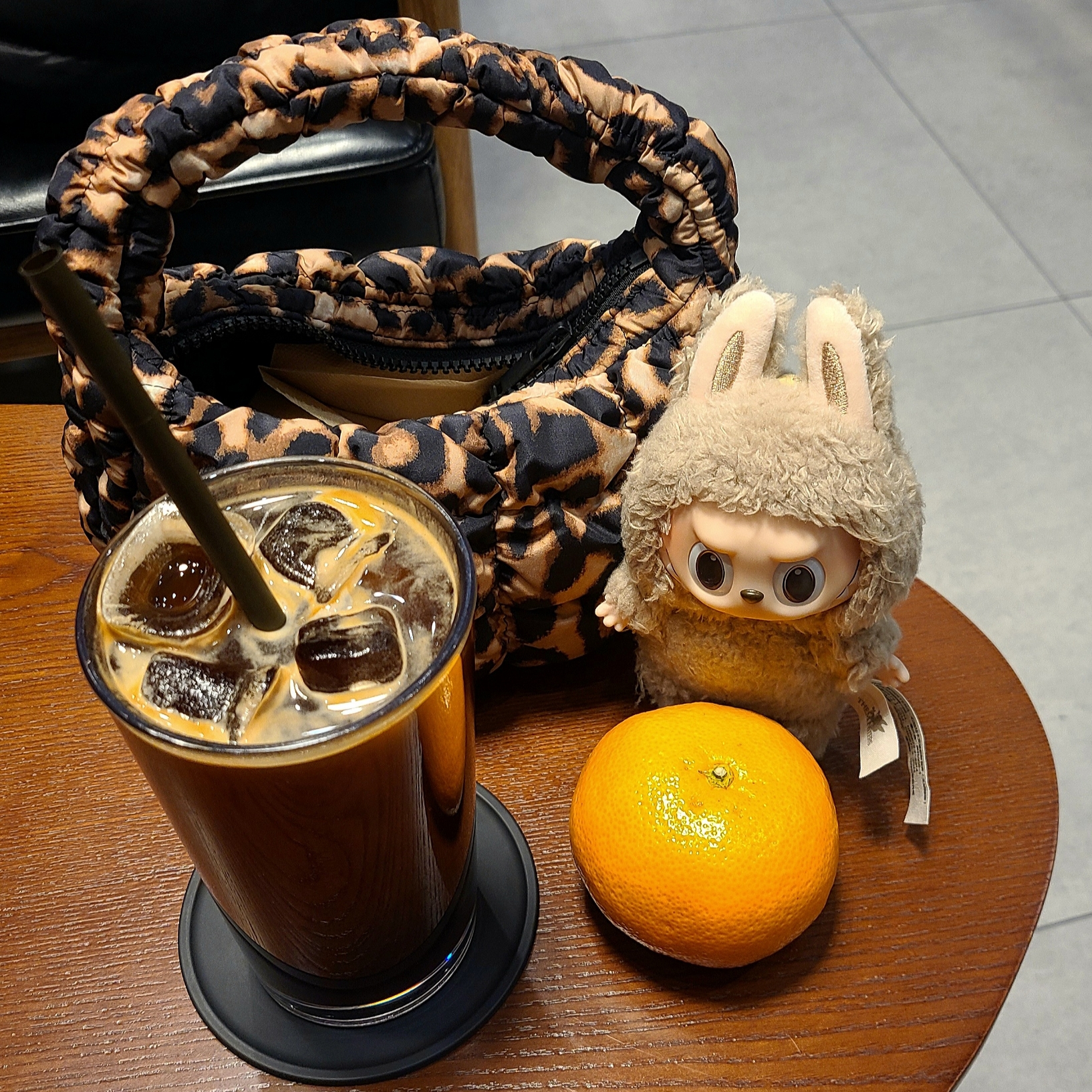 COS Quilted Micro Bag Leopard, Pop Mart The Monsters Labubu Tasty Macarons Series Sealed Case (6 Blind Boxes) 착용 스타일 - 3