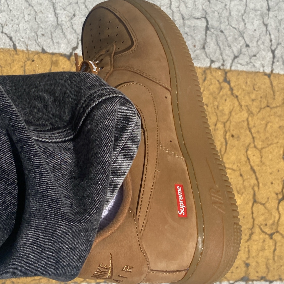 Nike x Supreme Air Force 1 Low Flax 착용 스타일