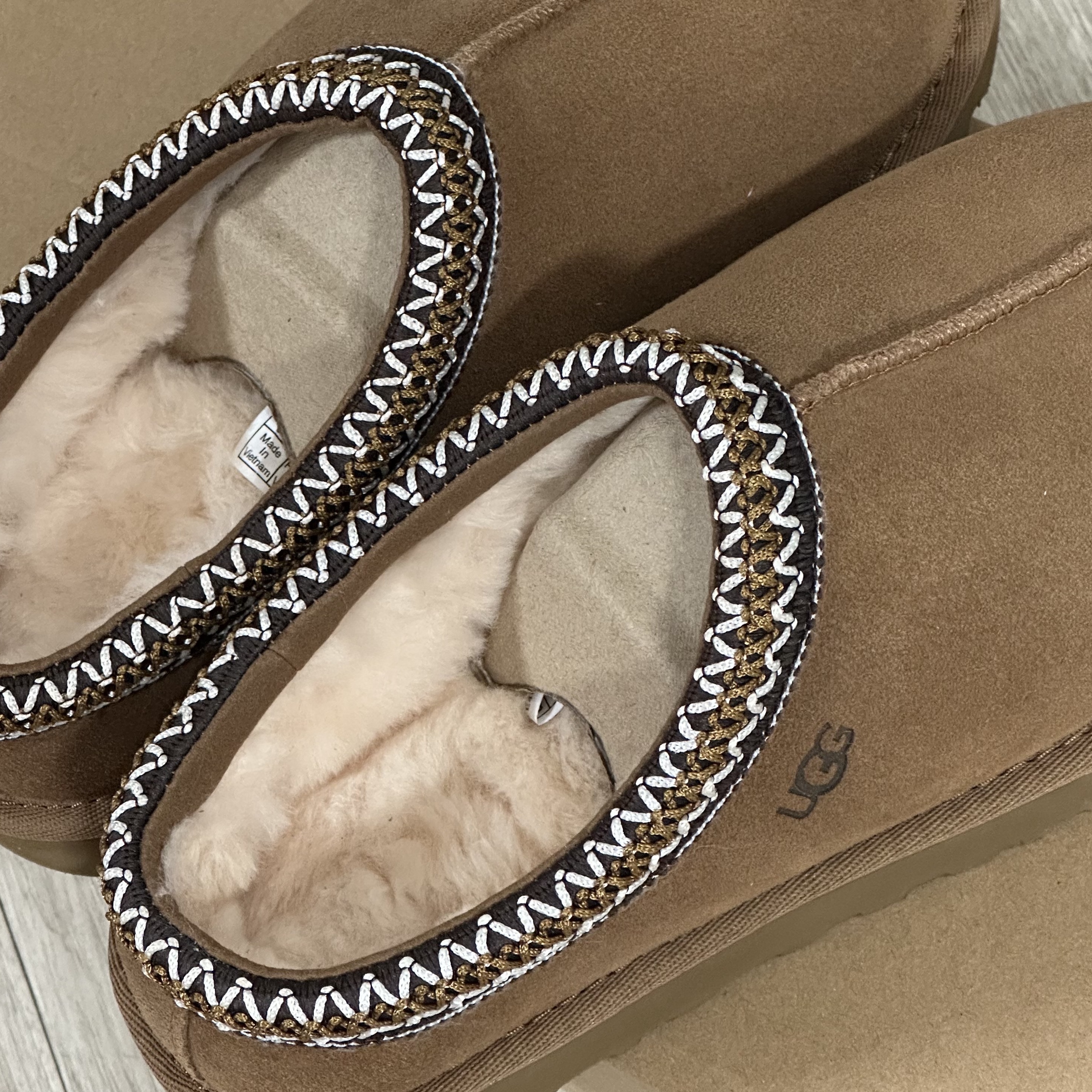 (W) UGG Tasman Slipper Chestnut 착용 스타일