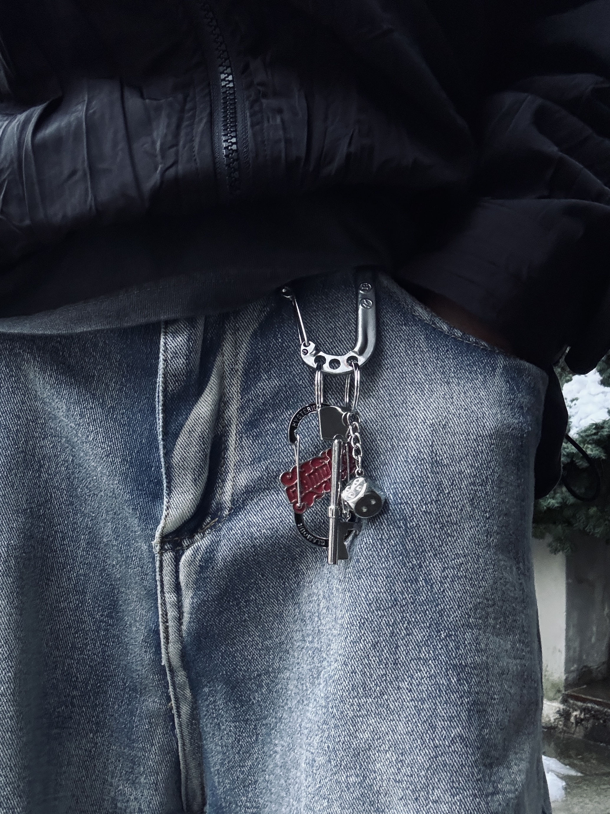 Balenciaga Swift Oval Sunglasses Black, Hysteric Glamour Flame Logo Carabiner Keychain Black 착용 스타일 - 3