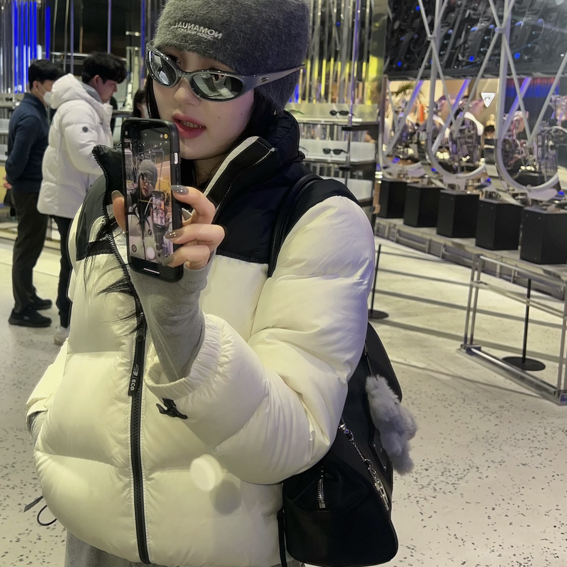 The North Face 1996 Eco Nuptse Jacket White, Matin Kim Sporty Tote Bag Black 착용 스타일 - 2