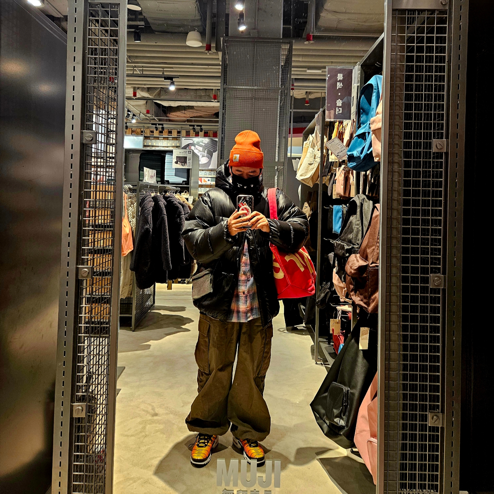Supreme Raffia Tote Red - 20SS, Nike Air Max Plus Bright Ceramic and Tour Yellow 착용 스타일