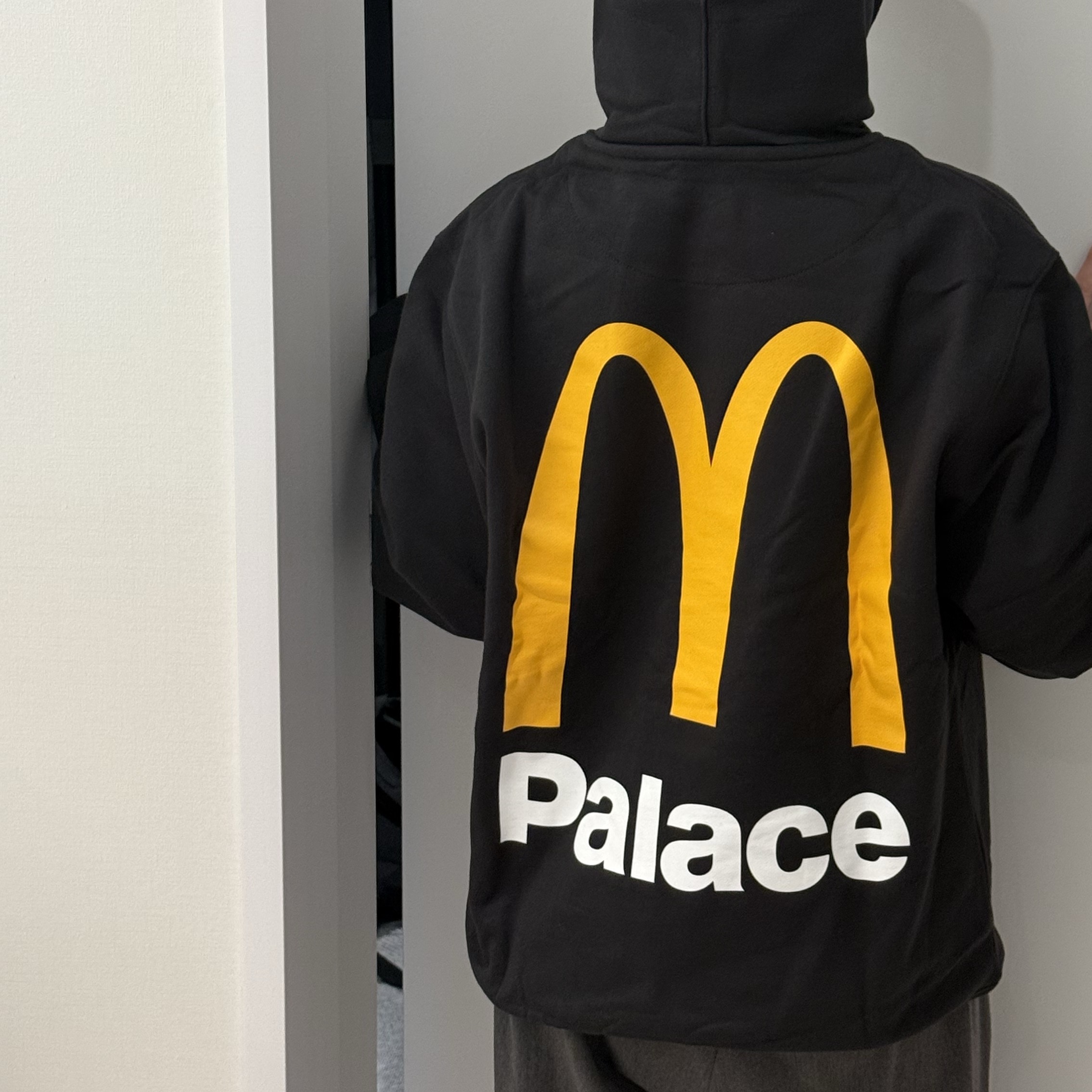 Palace x McDonald's Logo Hood Black - 23FW 착용 스타일