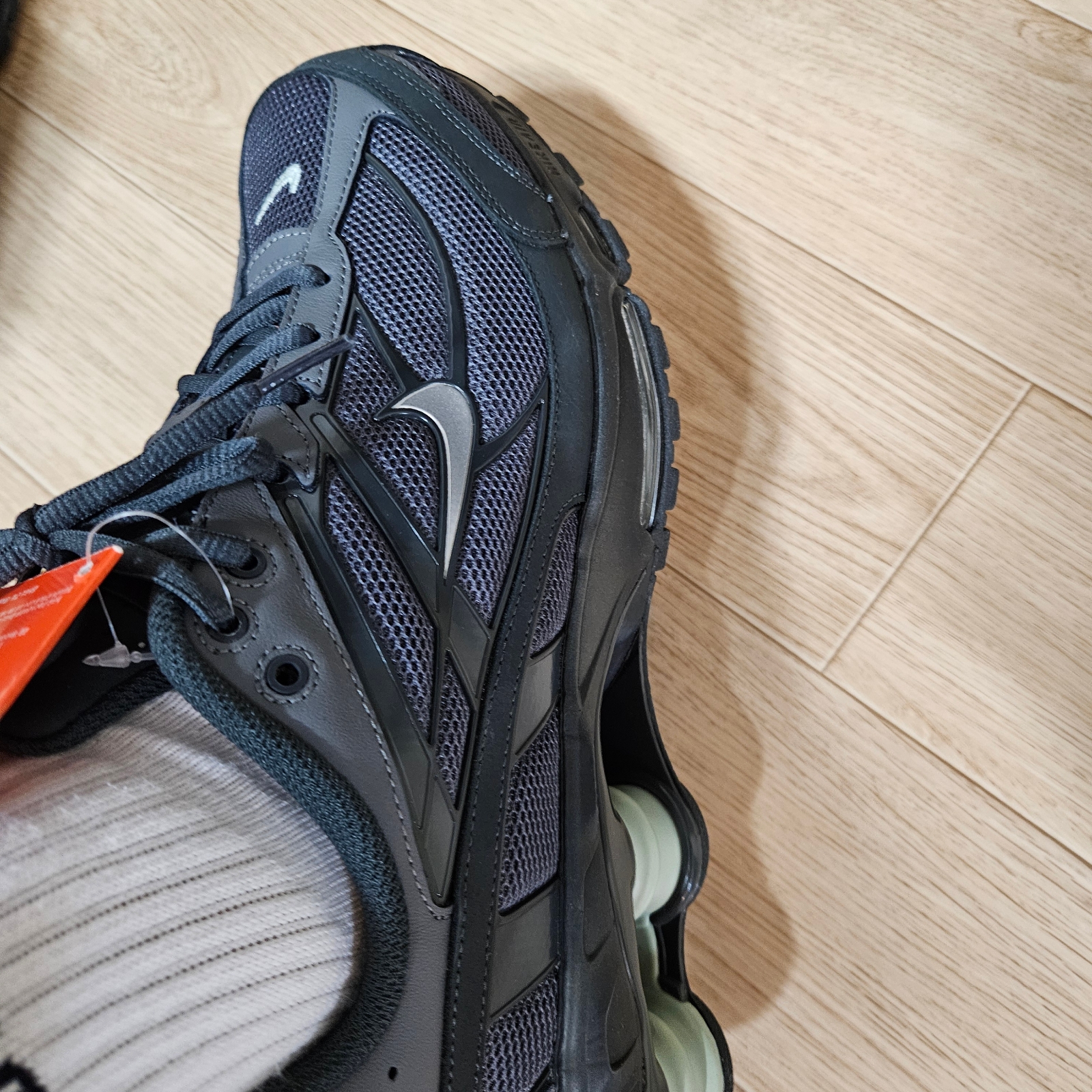 Nike Shox Ride 2 Iron Grey and Anthracite 착용 스타일 - 2