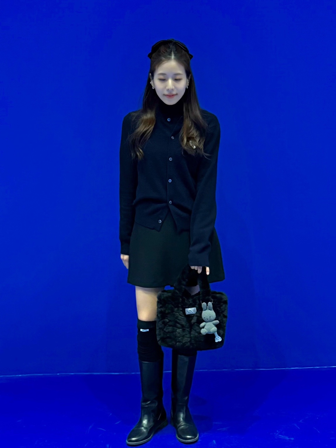 Play Comme des Garcons White Heart Knit Cardigan Black, Miffy x Bon Ton Toys Keychain Corduroy Grey 착용 스타일 - 1