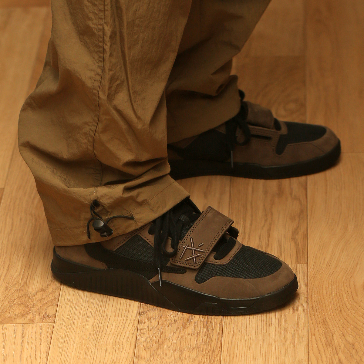 Jordan x Travis Scott Jumpman Jack TR Black and Dark Mocha 착용 스타일 - 1