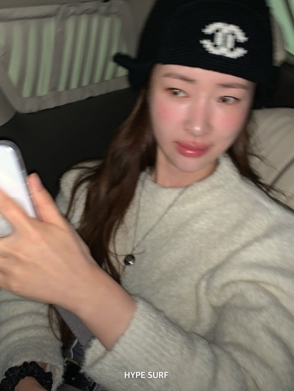 Chanel Hat Cashmere Black White, Chanel Beanie Cashmere & Black White 착용 스타일 - 7