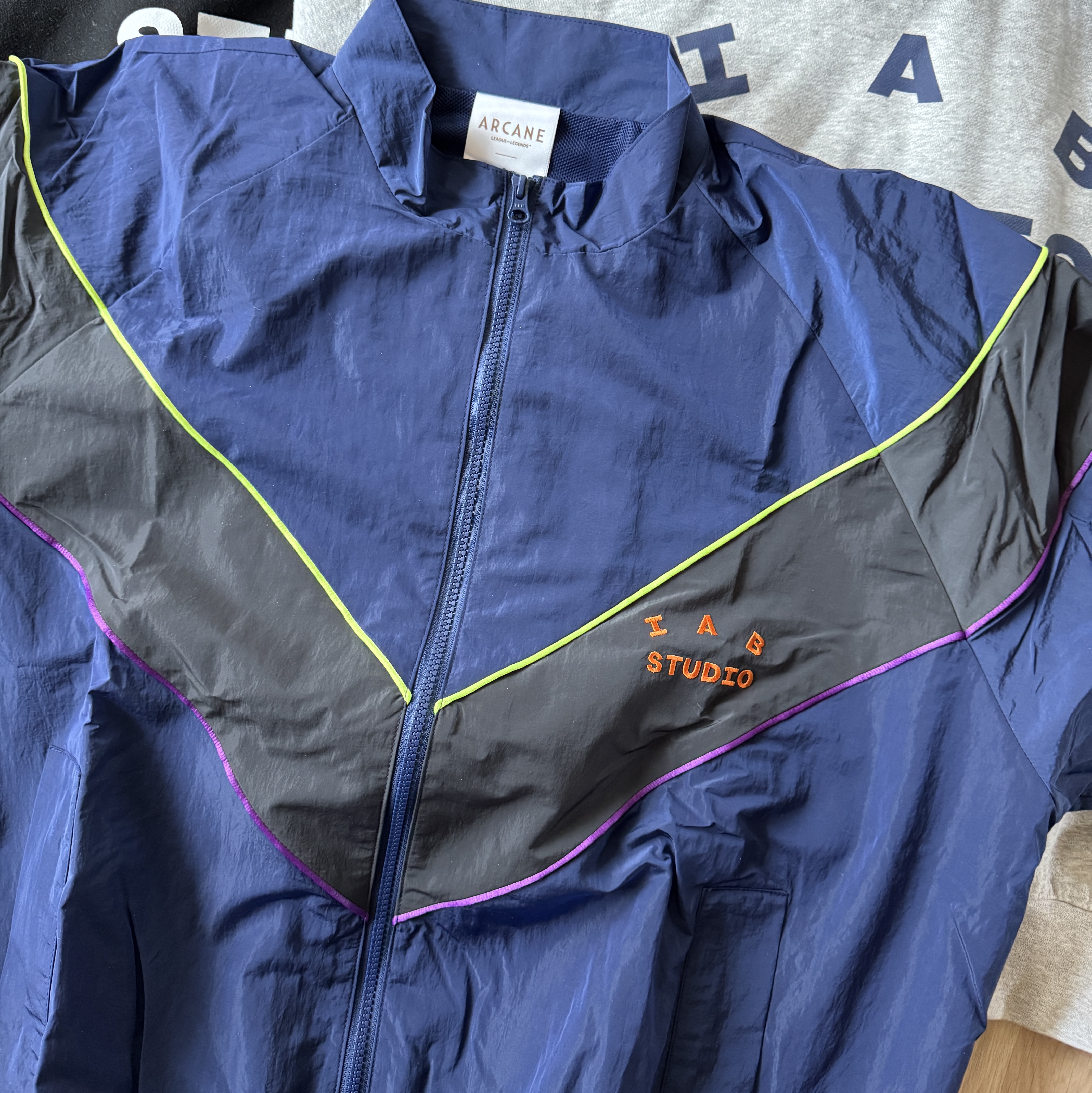 IAB Studio x Arcane Zaun Tracktop Night Blue Neon 착용 스타일