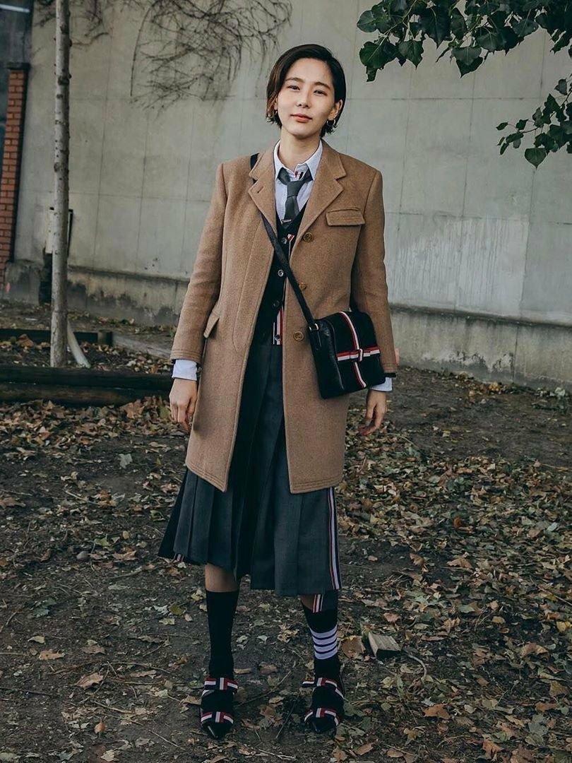 (W) Thom Browne Natural Baby Camel Hair Ticket Pocket Long Chesterfield Overcoat Camel, (W) Thom Browne Sustainable Fine Merino Wool 4-Bar Relaxed Fit V-Neck Cardigan Navy 착용 스타일