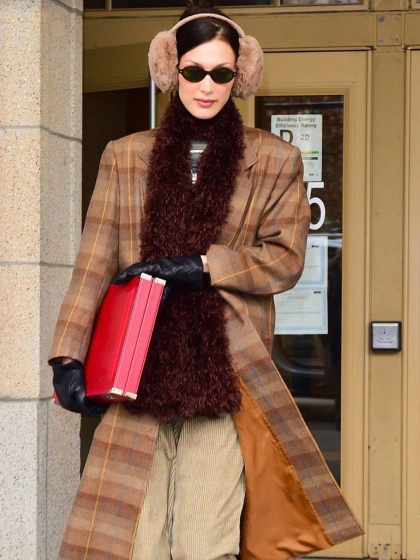 (W) Max Mara Muffy Earmuffs Camel, Chanel Earmuffs Shearling Lambskin Beige 착용 스타일 - 2