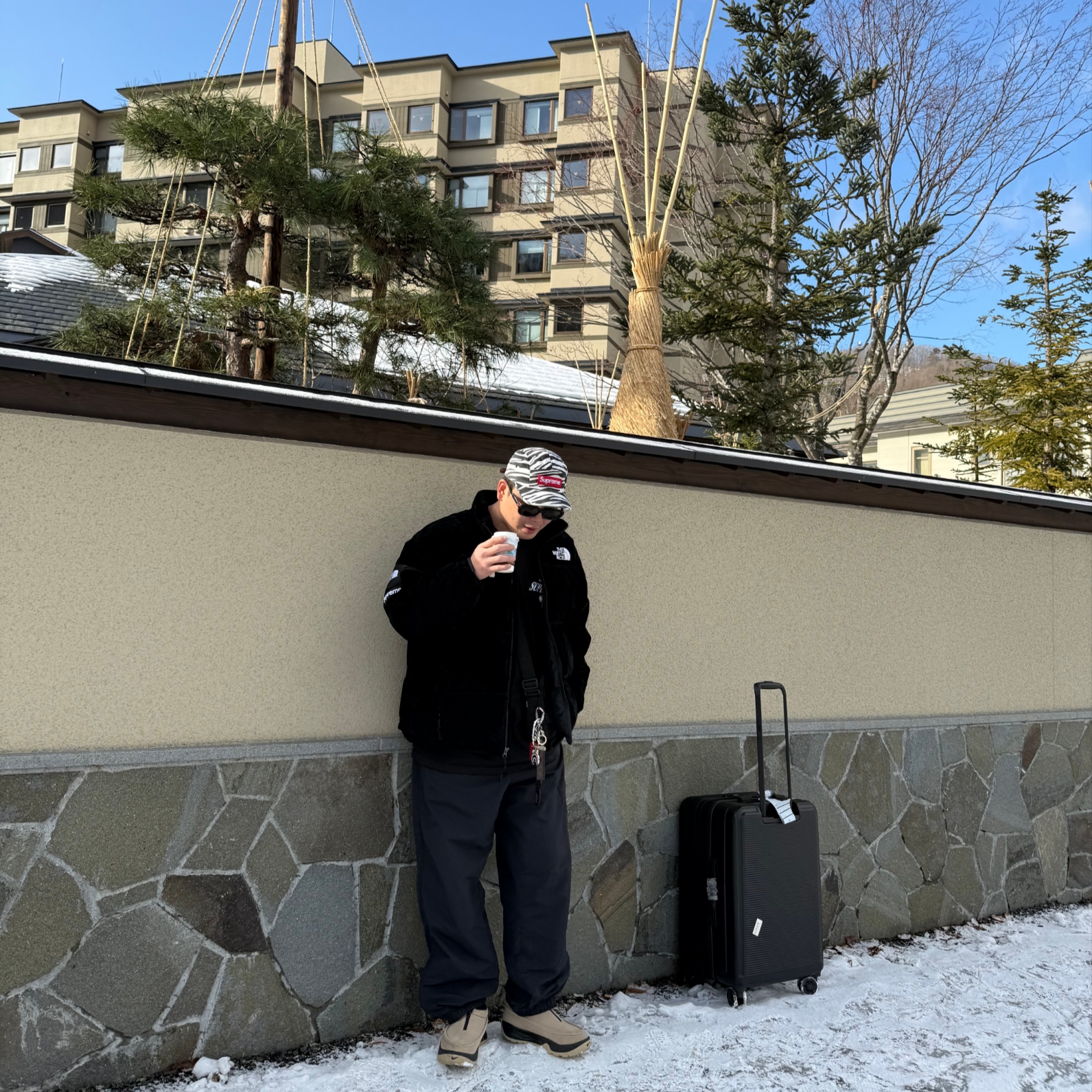 Supreme x The North Face Suede Nuptse Jacket Black - 23FW, Supreme x The North Face Split 6-Panel Black - 24SS 착용 스타일 - 3