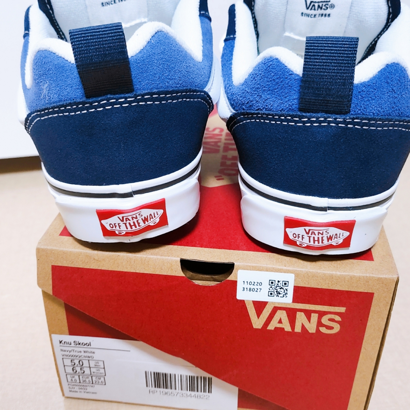 Vans Knu-Skool Navy True White 착용 스타일 - 2