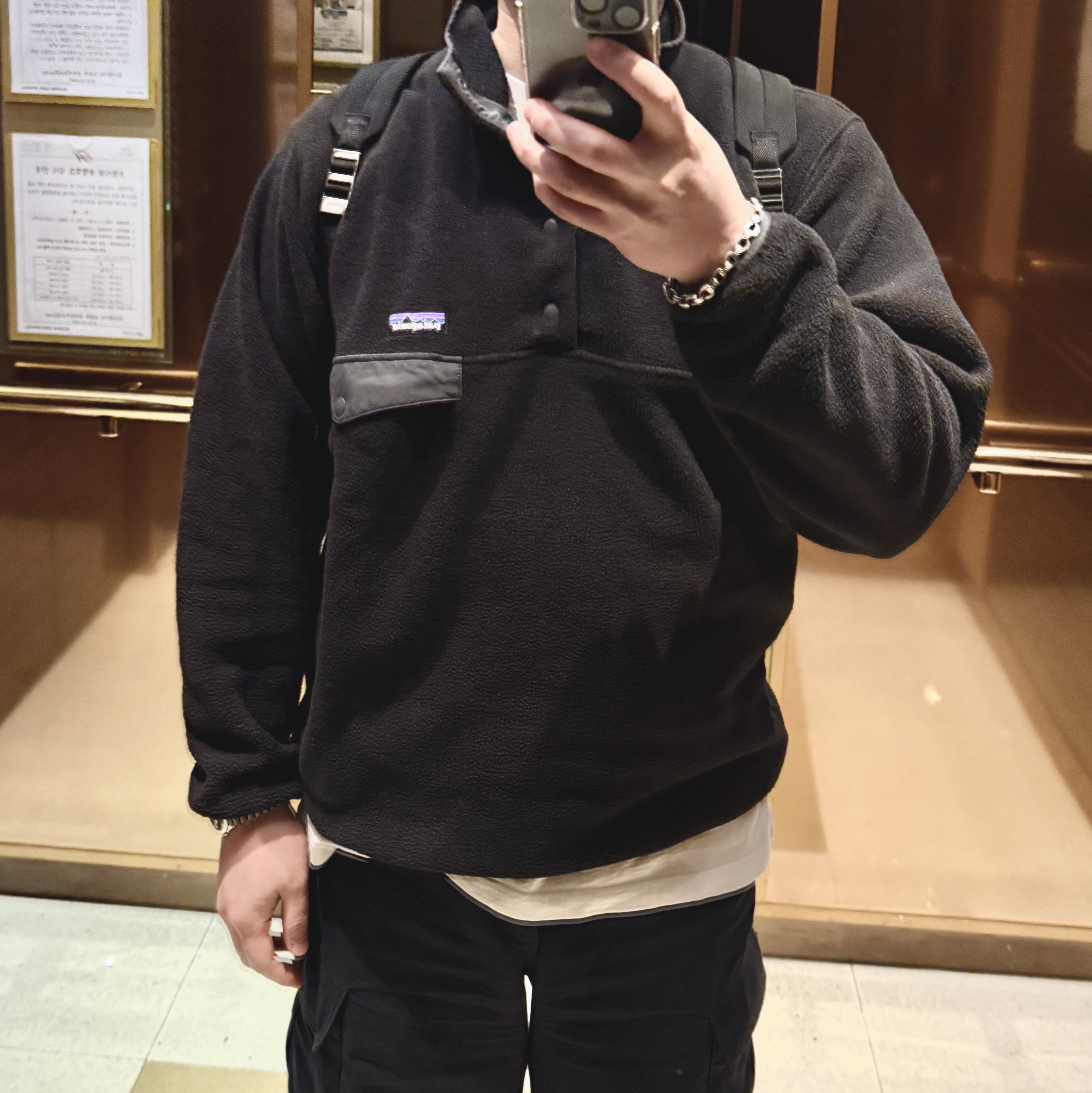Patagonia Synchilla Snap-T Fleece Pullover Black Forge Grey 착용 스타일 - 2