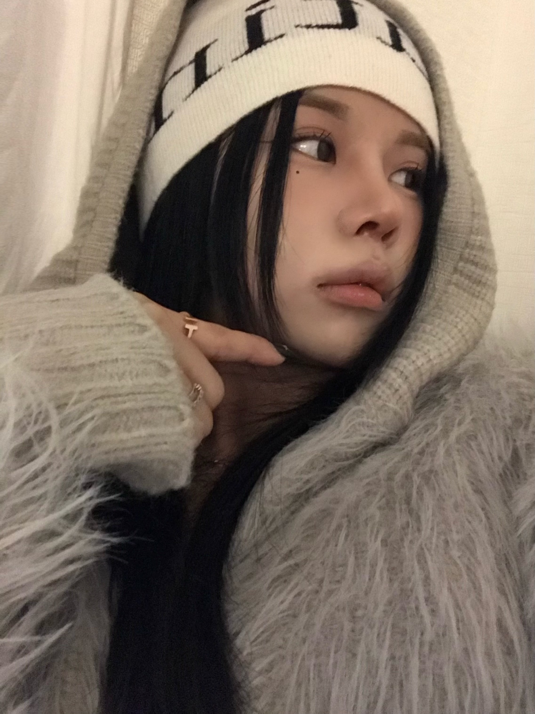 Matin Kim Logo Jacquard Short Beanie White 착용 스타일 - 1