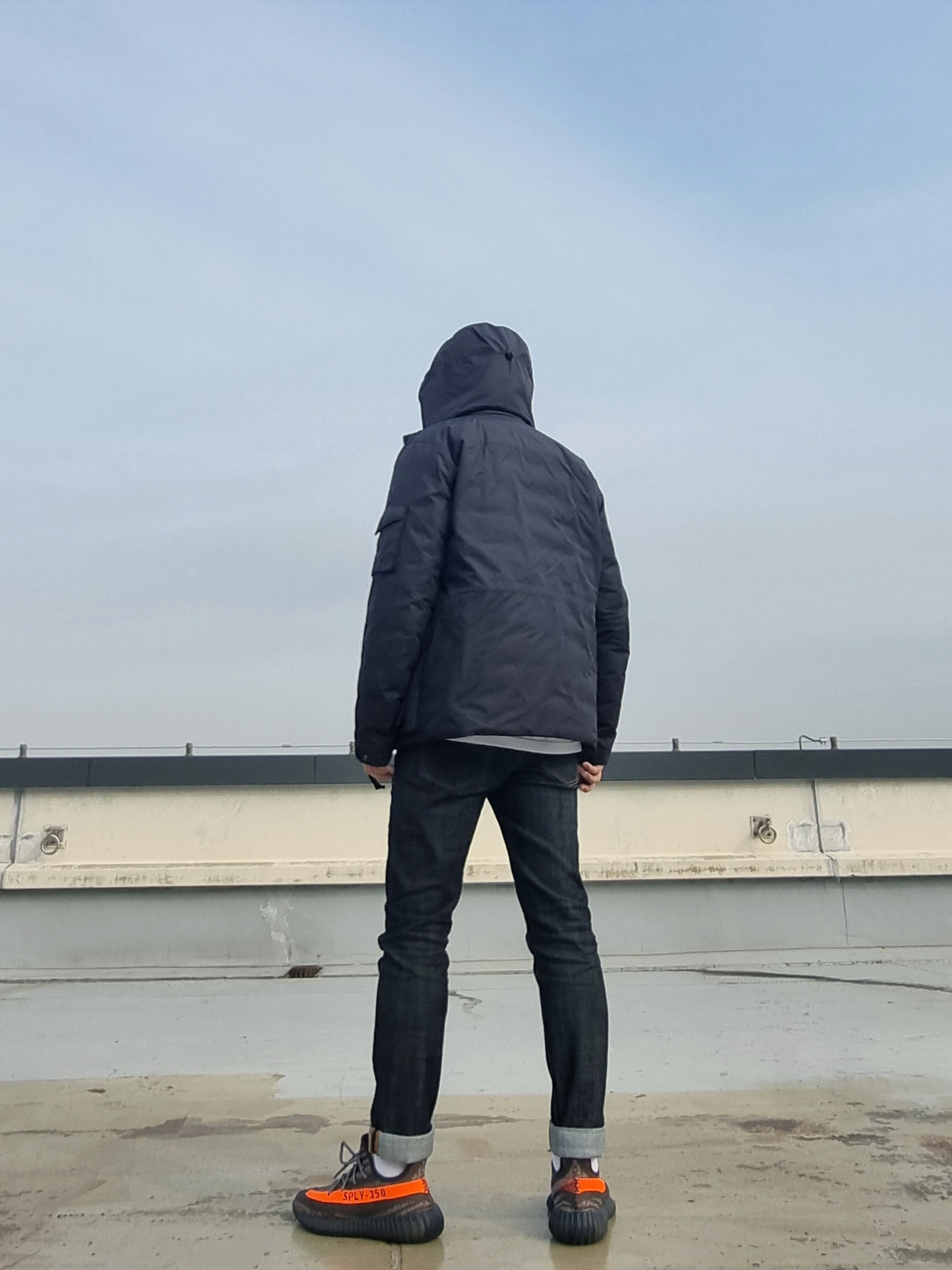 Adidas Yeezy Boost 350 V2 Carbon Beluga, Puma x AMI Crewneck Sweatshirt Orange 착용 스타일 - 4