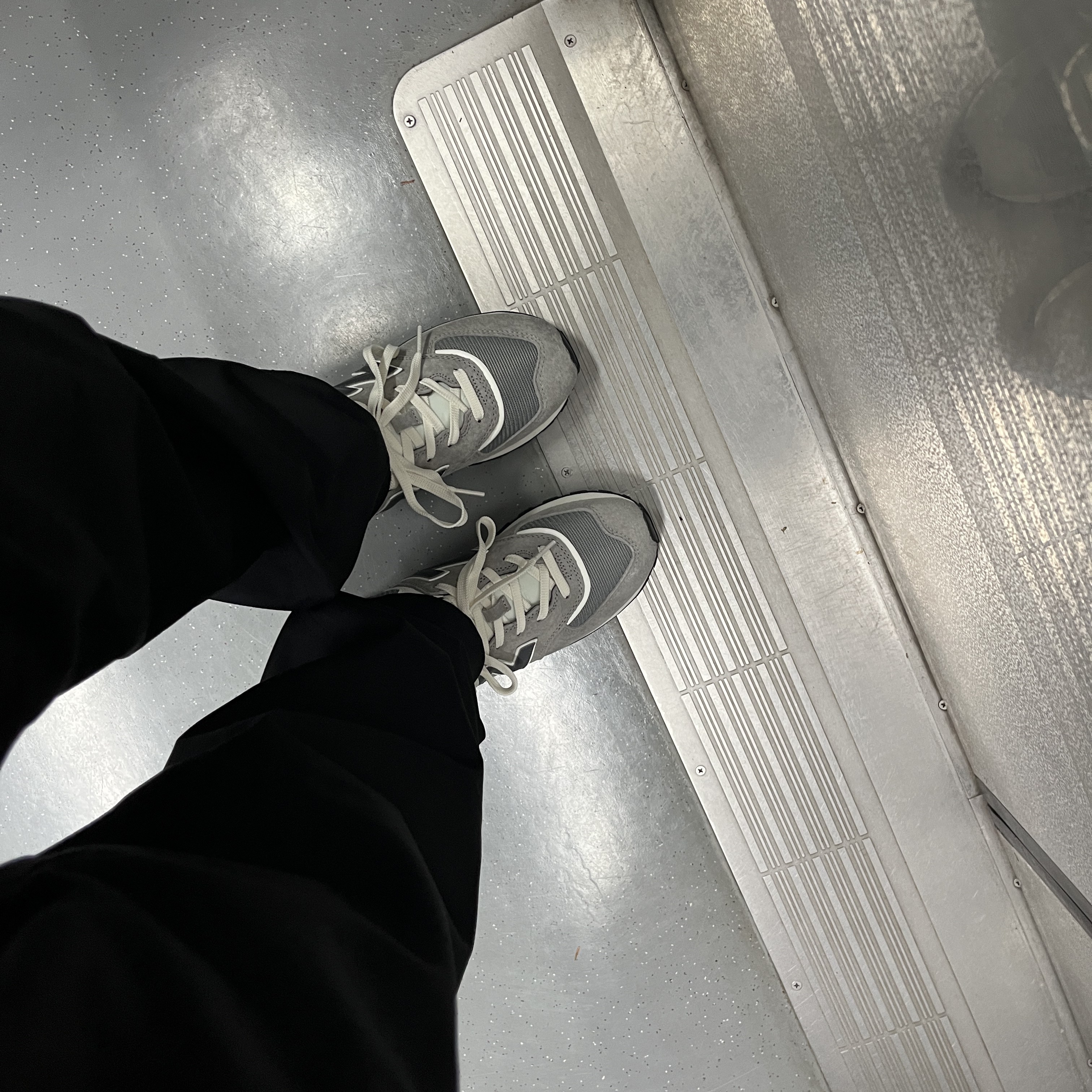 New Balance 574 Legacy Grey 착용 스타일