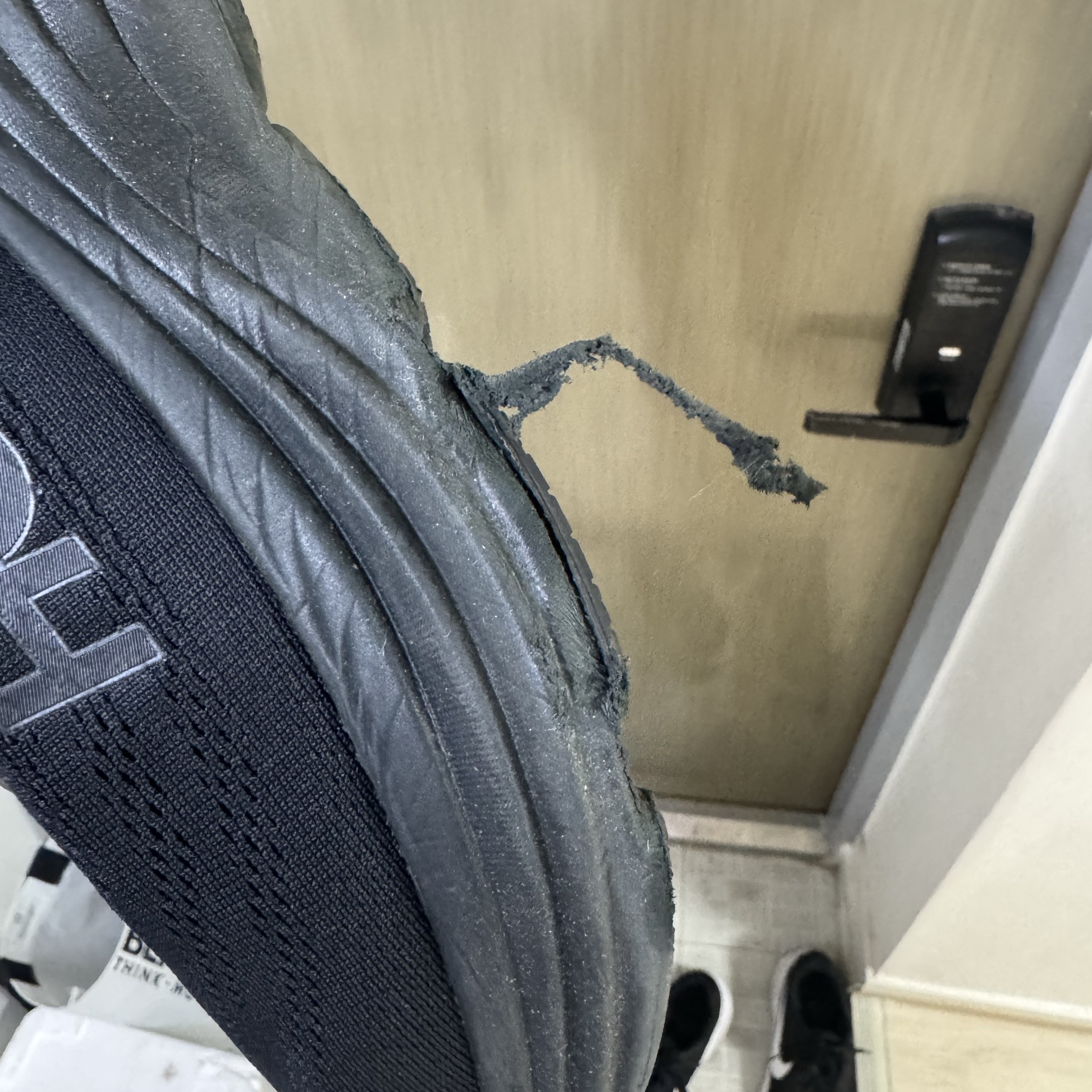 Hoka Bondi 8 Black - Wide 착용 스타일 - 1